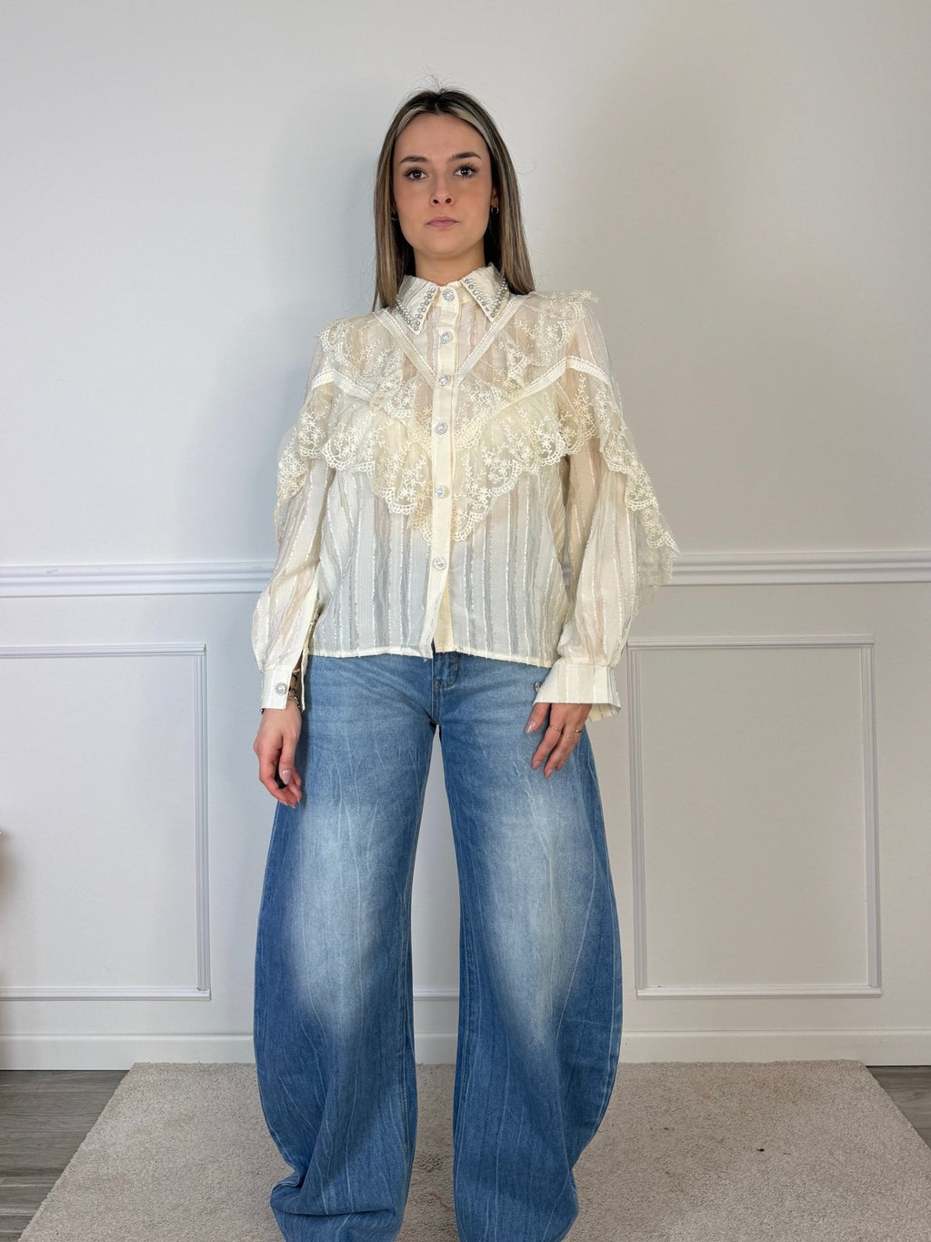 Camicia velata stile vittoriano con ruches in pizzo e strass gioiello - Follie by Alice