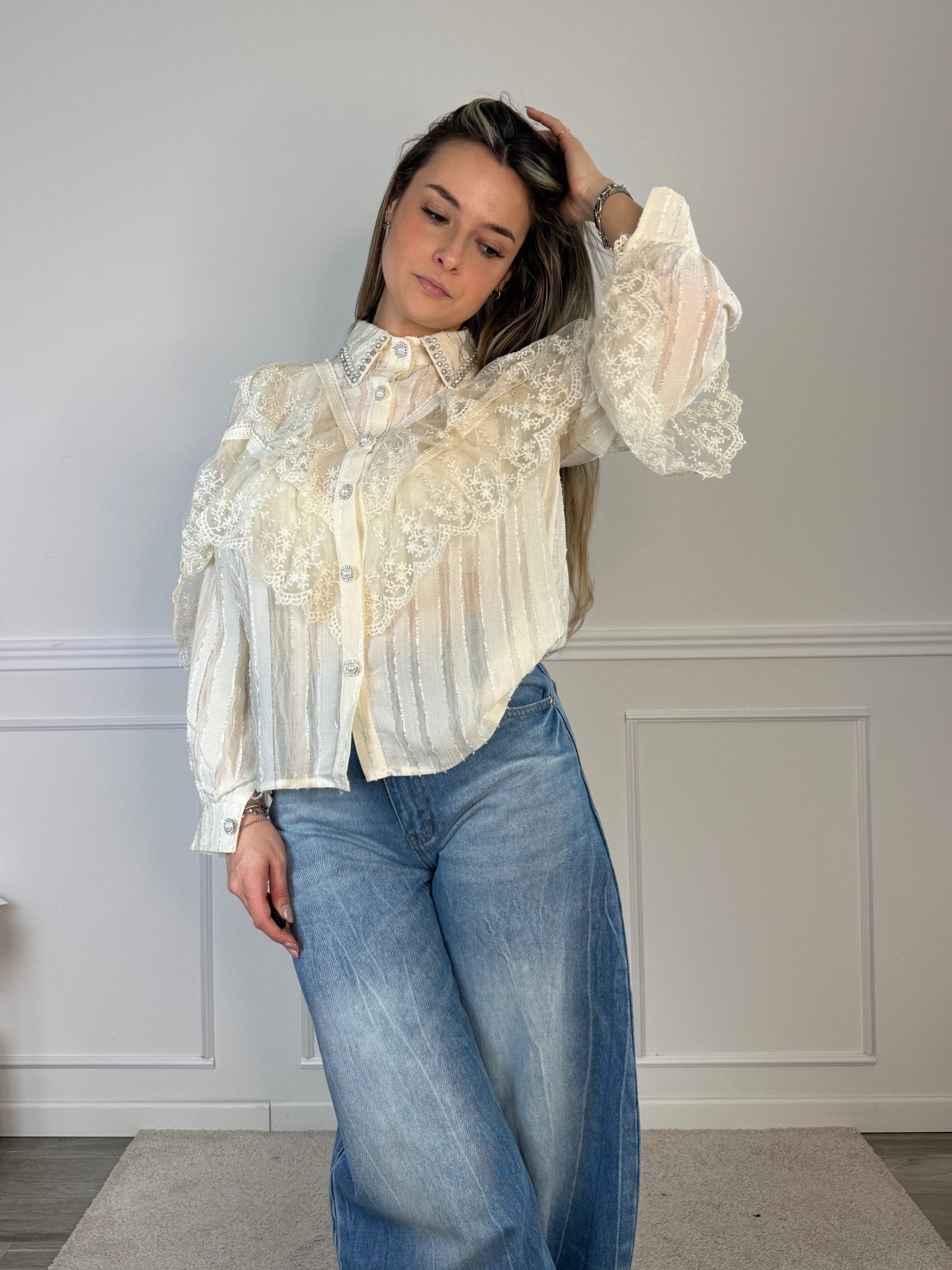 Camicia velata stile vittoriano con ruches in pizzo e strass gioiello - Follie by Alice