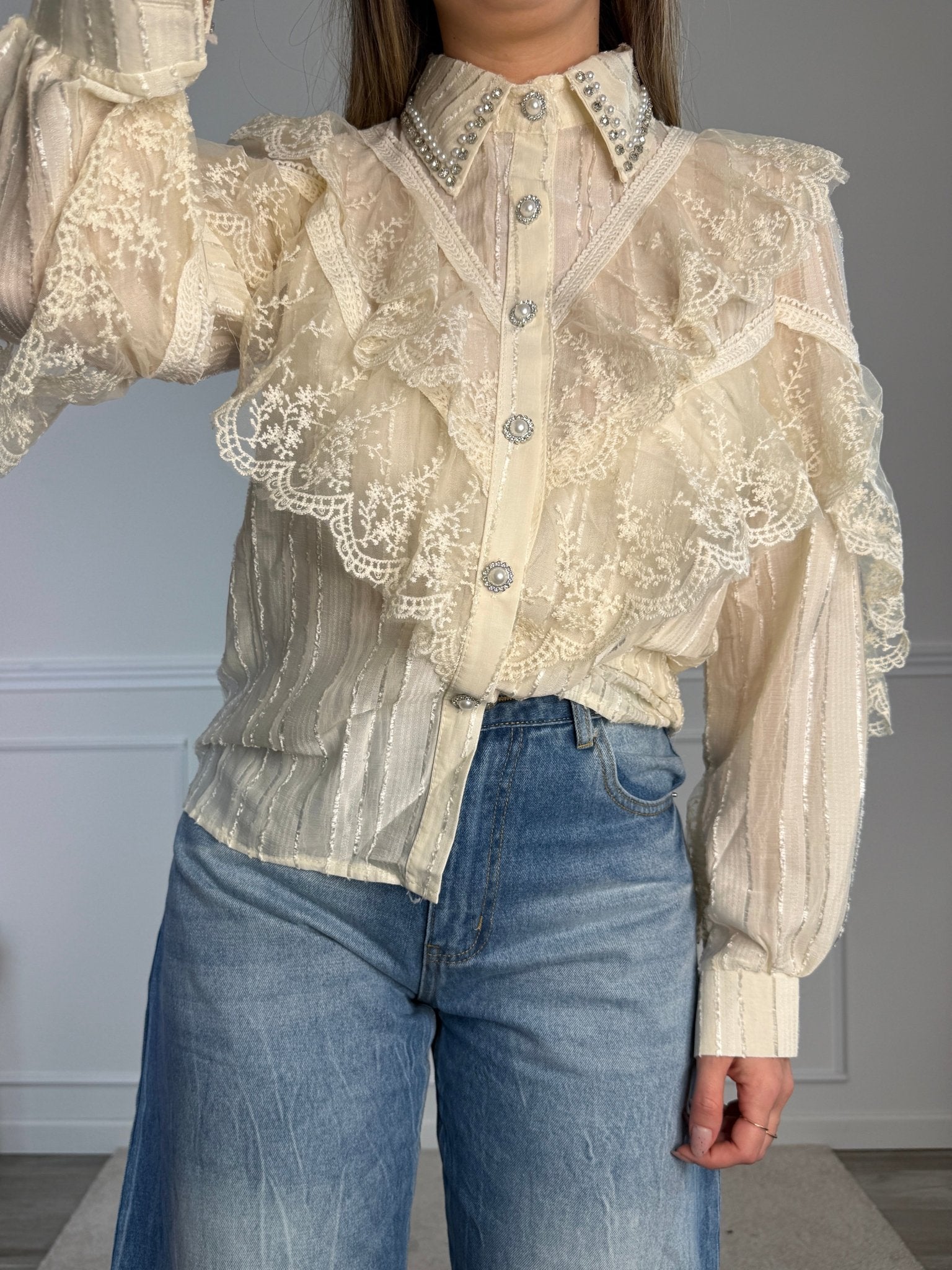 Camicia velata stile vittoriano con ruches in pizzo e strass gioiello - Follie by Alice