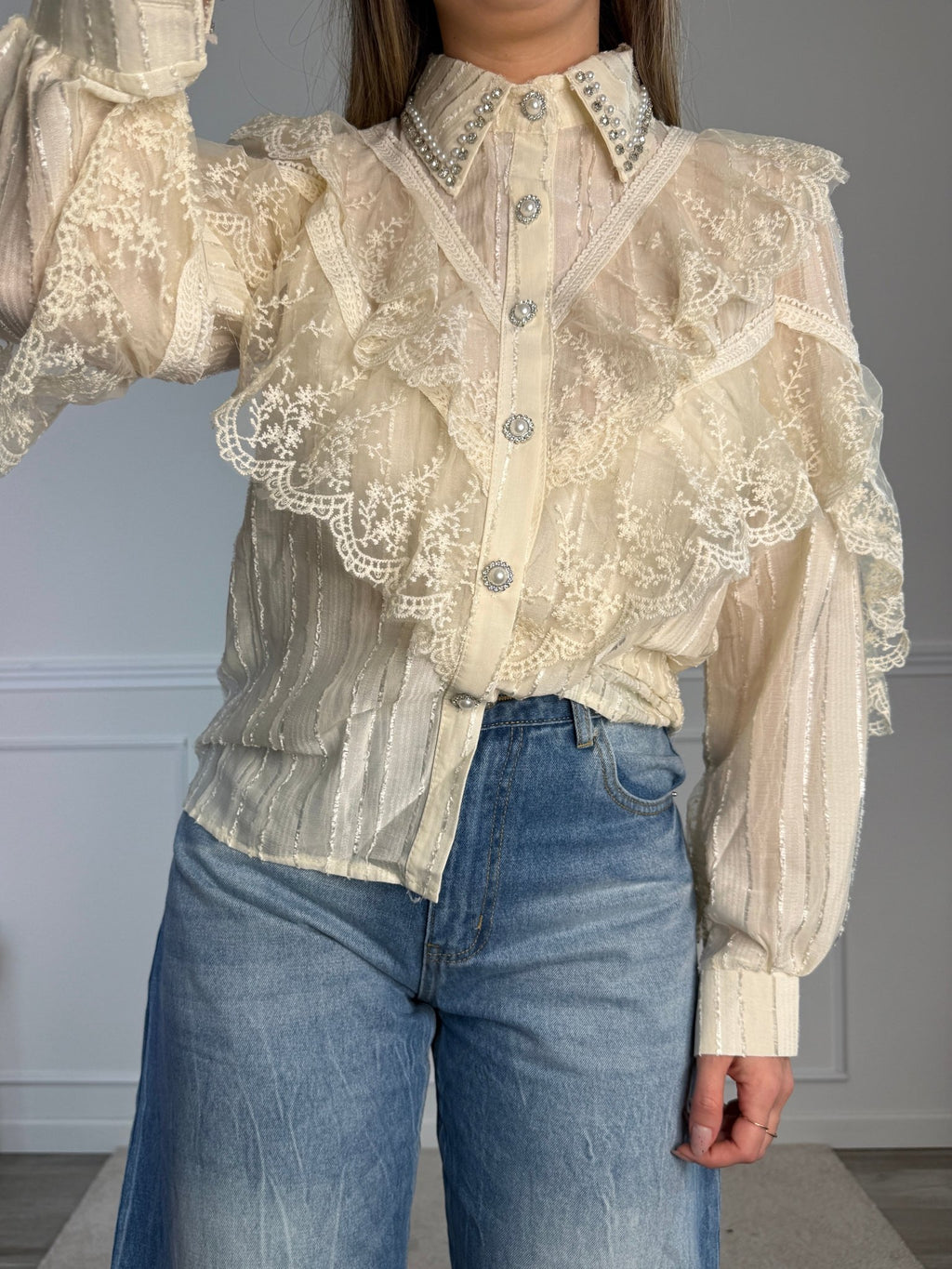 Camicia velata stile vittoriano con ruches in pizzo e strass gioiello - Follie by Alice
