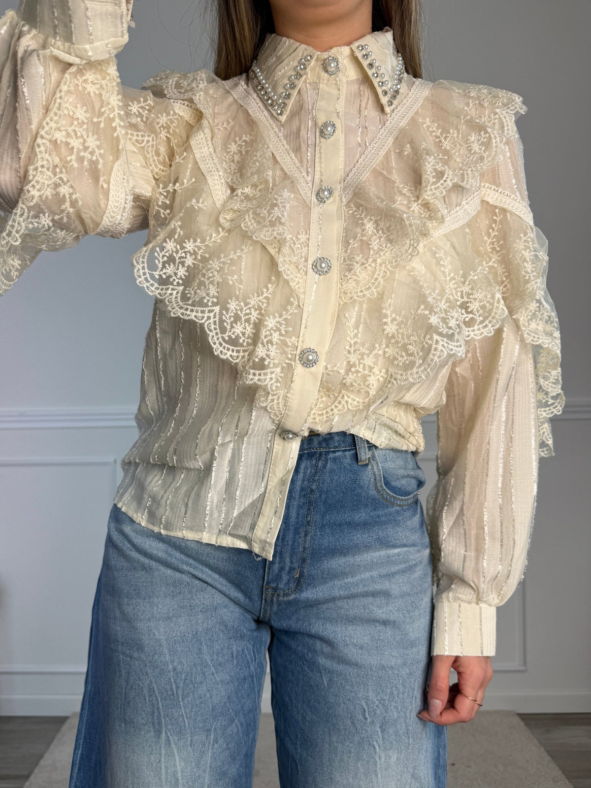 Camicia velata stile vittoriano con ruches in pizzo e strass gioiello - Follie by Alice