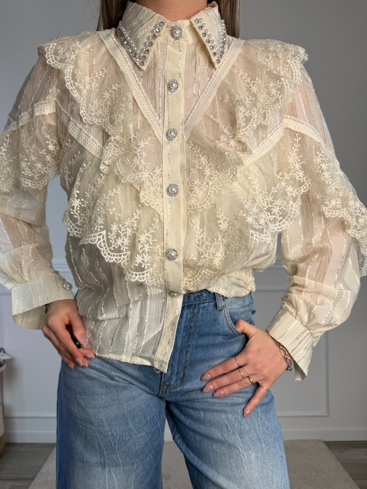Camicia velata stile vittoriano con ruches in pizzo e strass gioiello - Follie by Alice