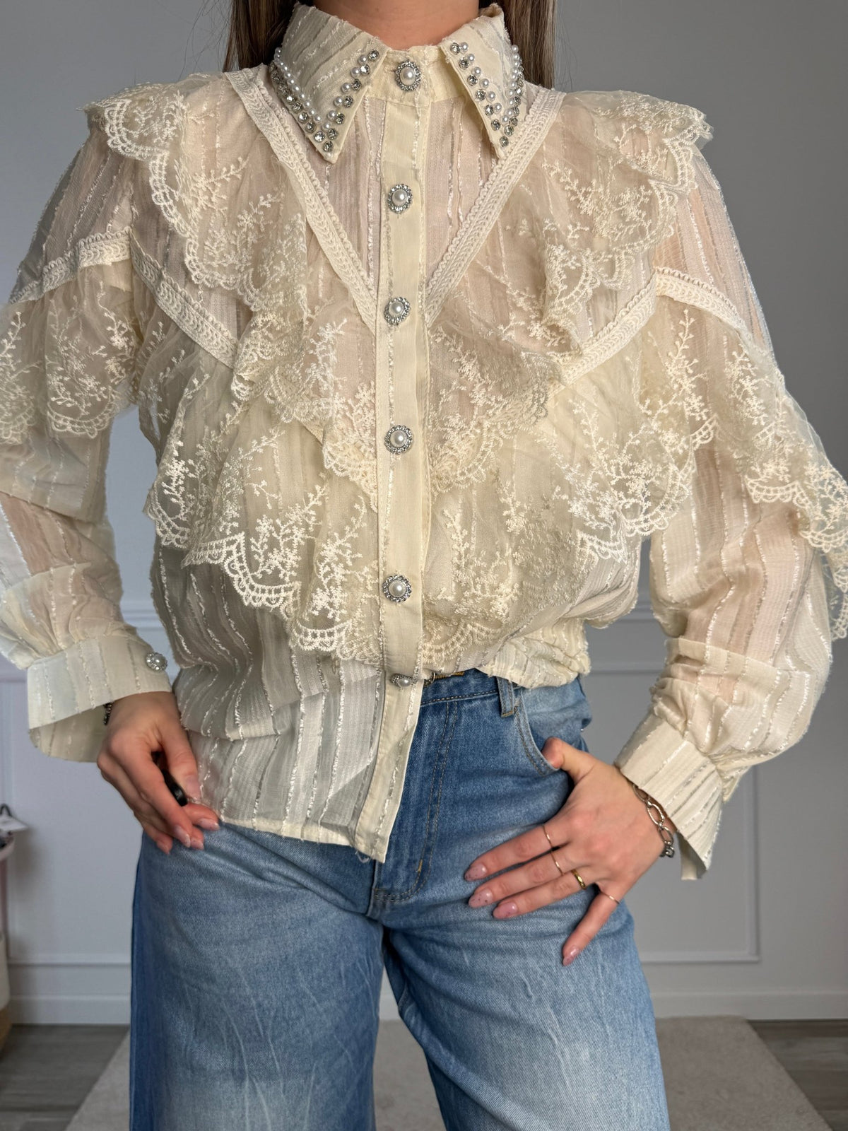 Camicia velata stile vittoriano con ruches in pizzo e strass gioiello - Follie by Alice