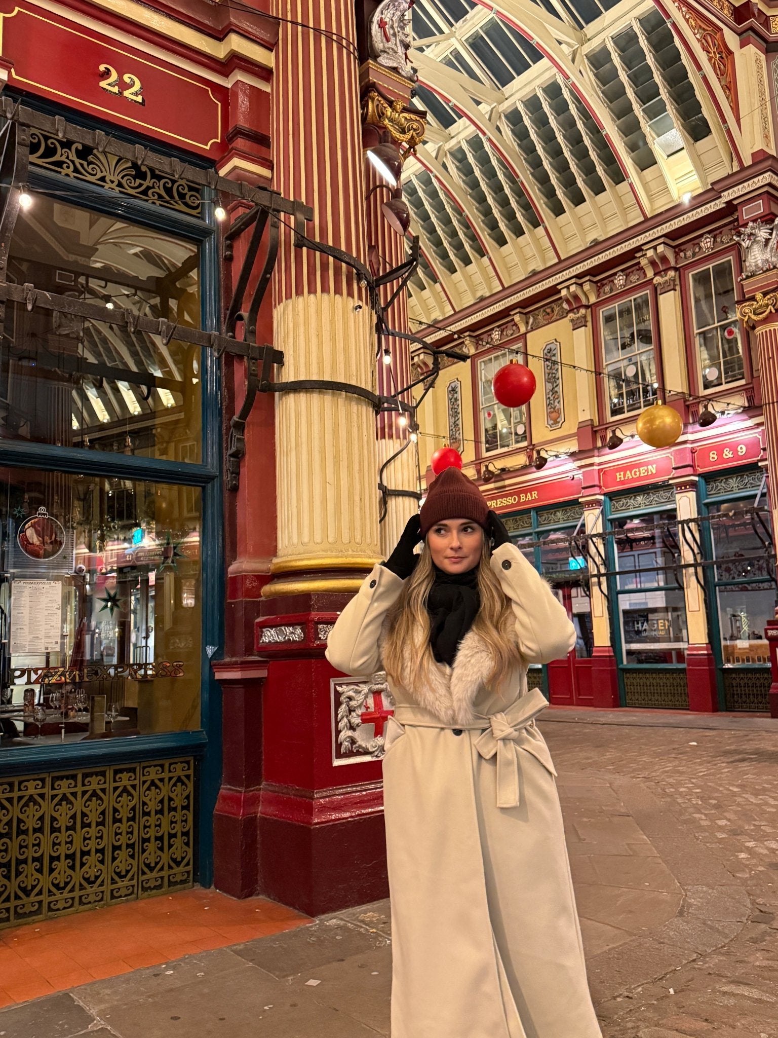 Cappotto lungo con cintura e collo sciallato in pelliccia - Follie by Alice