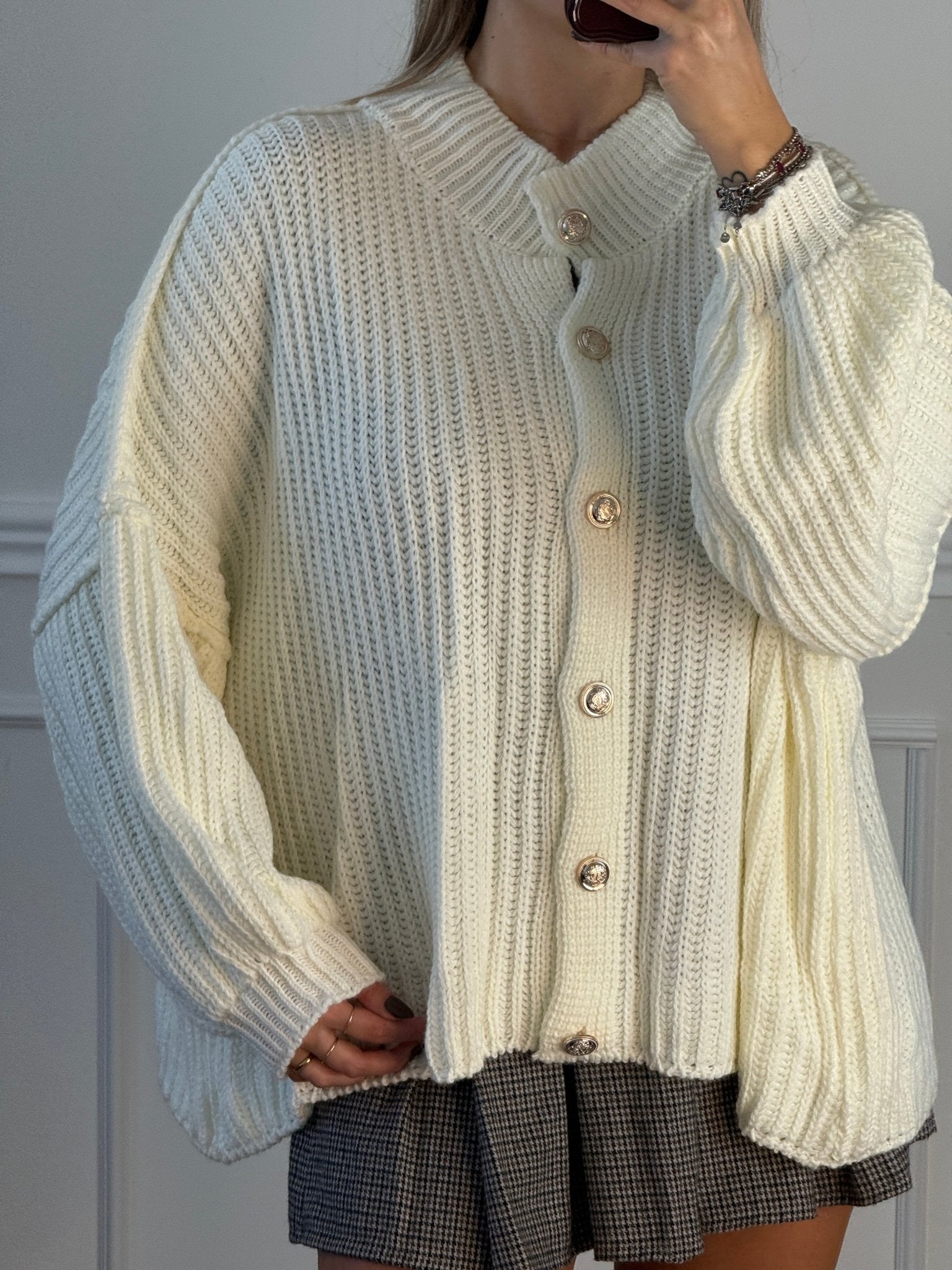 Cardigan oversize in maglia con bottoni gioiello e maniche a palloncino - Follie by Alice
