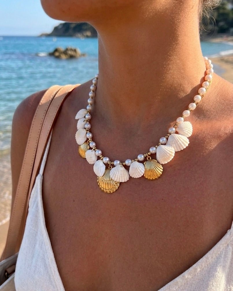 Collana estiva con conchiglie bianche e oro - Follie by Alice Immagine principale del prodotto
