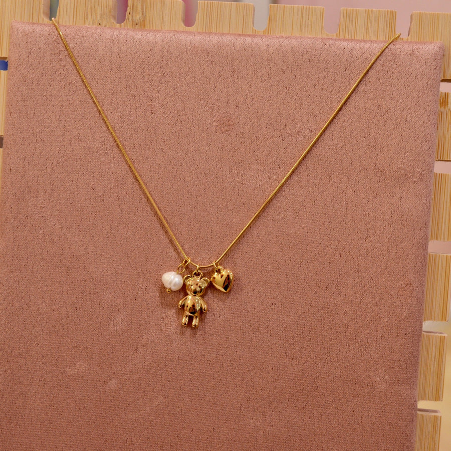 Collana oro con orsetto, cuoricino e perla bianca