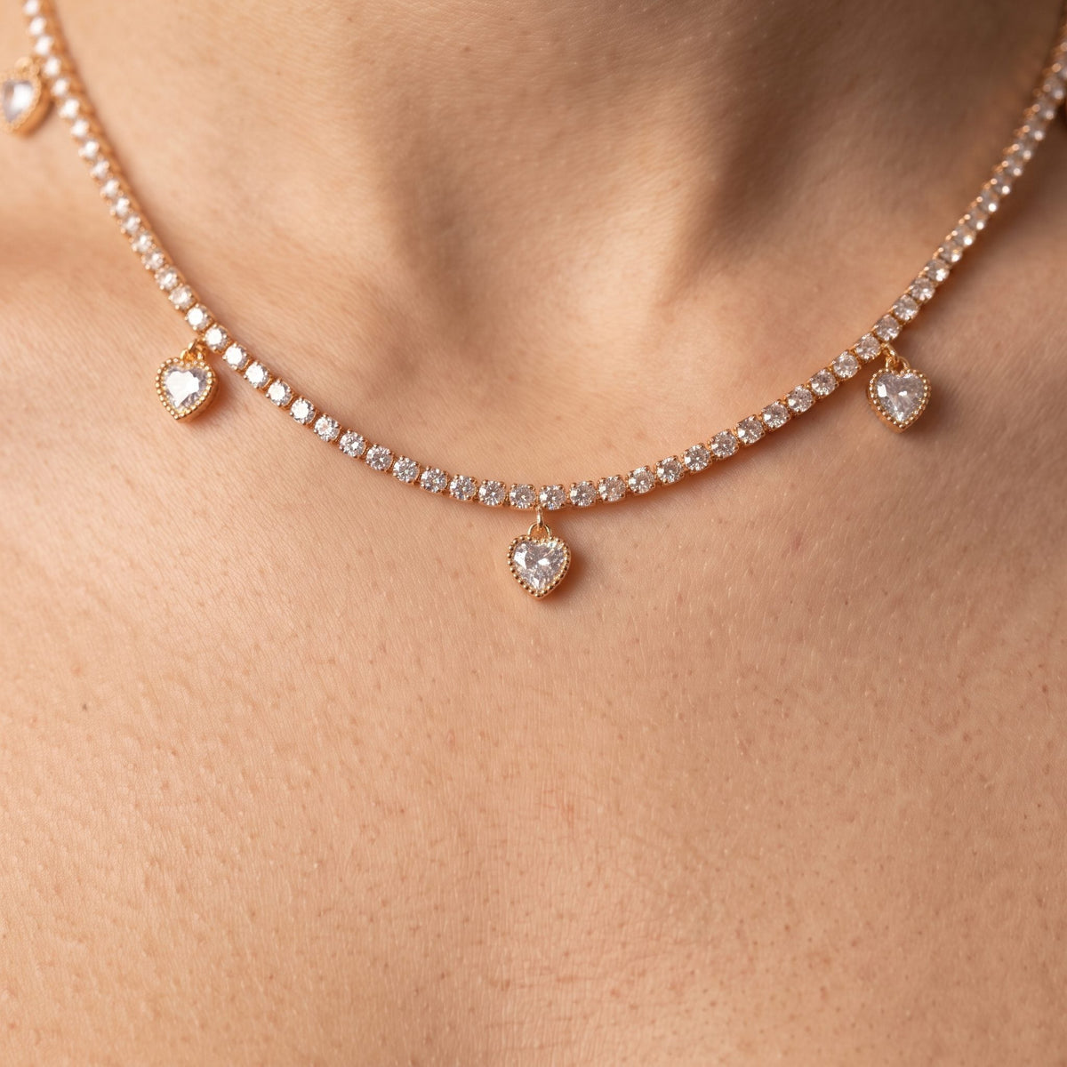 Collana tennis oro con cuori gioiello pendenti - Follie by Alice Immagine principale del prodotto