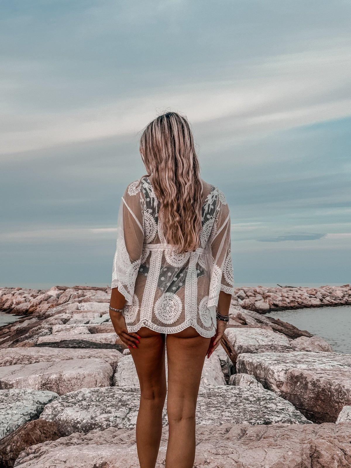 Copricostume con ricami all'uncinetto e maniche ampie - Follie by Alice