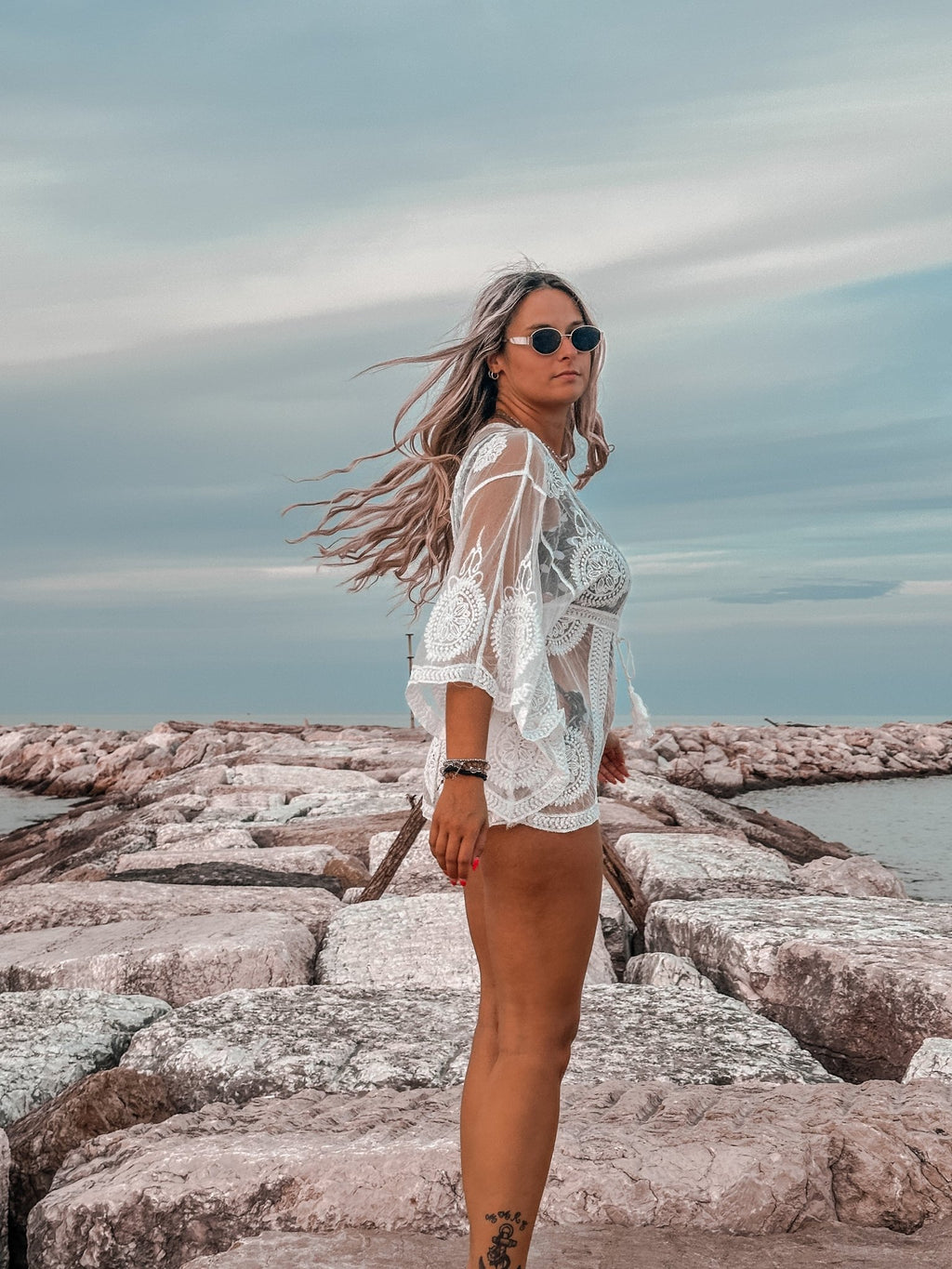 Copricostume con ricami all'uncinetto e maniche ampie - Follie by Alice