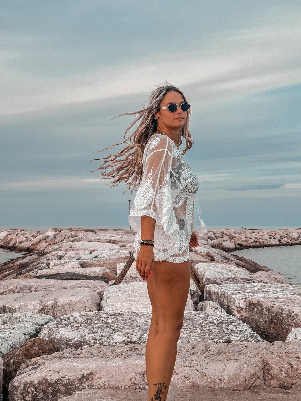 Copricostume con ricami all'uncinetto e maniche ampie - Follie by Alice