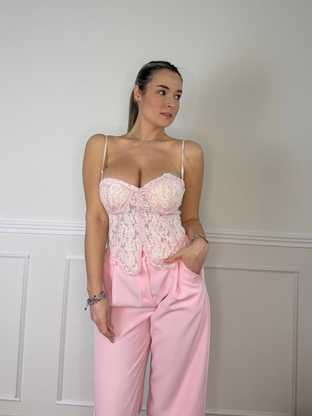 Corpetto in pizzo con ricami floreali e coppe strutturate - Follie by Alice