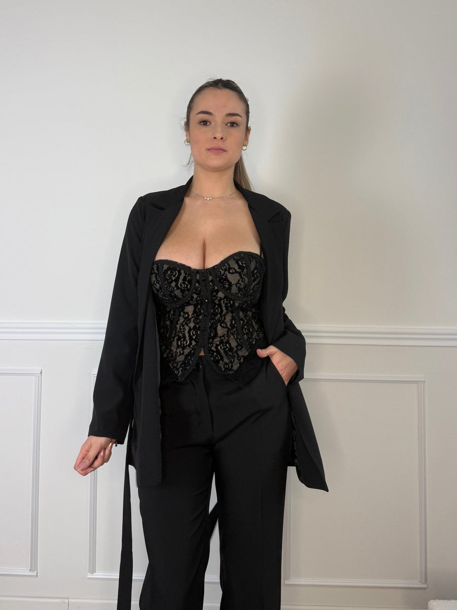 Corpetto in pizzo con ricami floreali e coppe strutturate – alternate