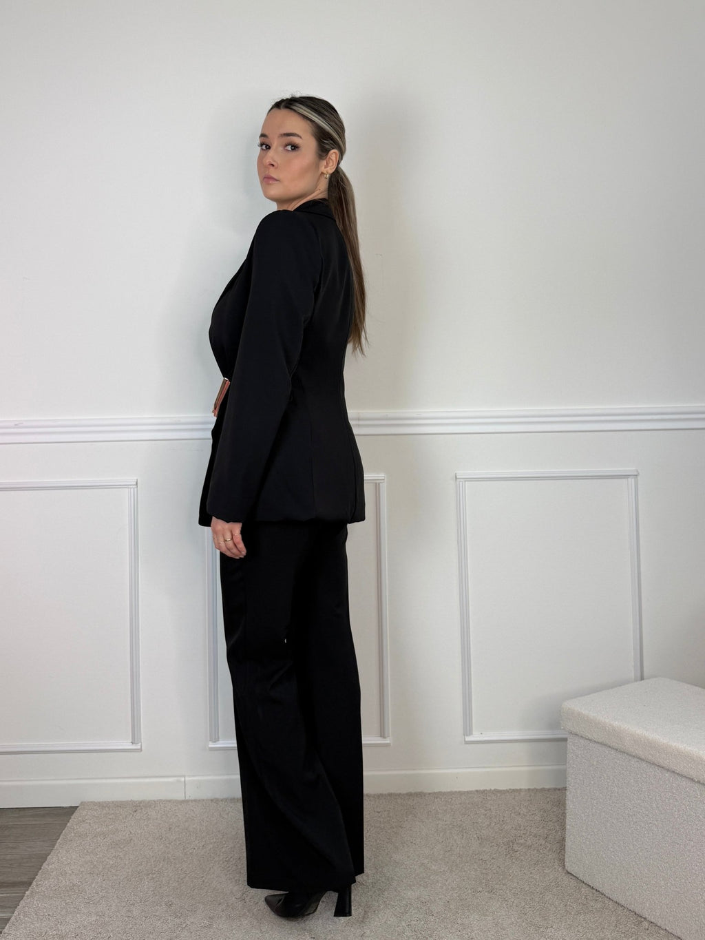 Giacca blazer a portafoglio con nastro in vita e clip dorata - Follie by Alice