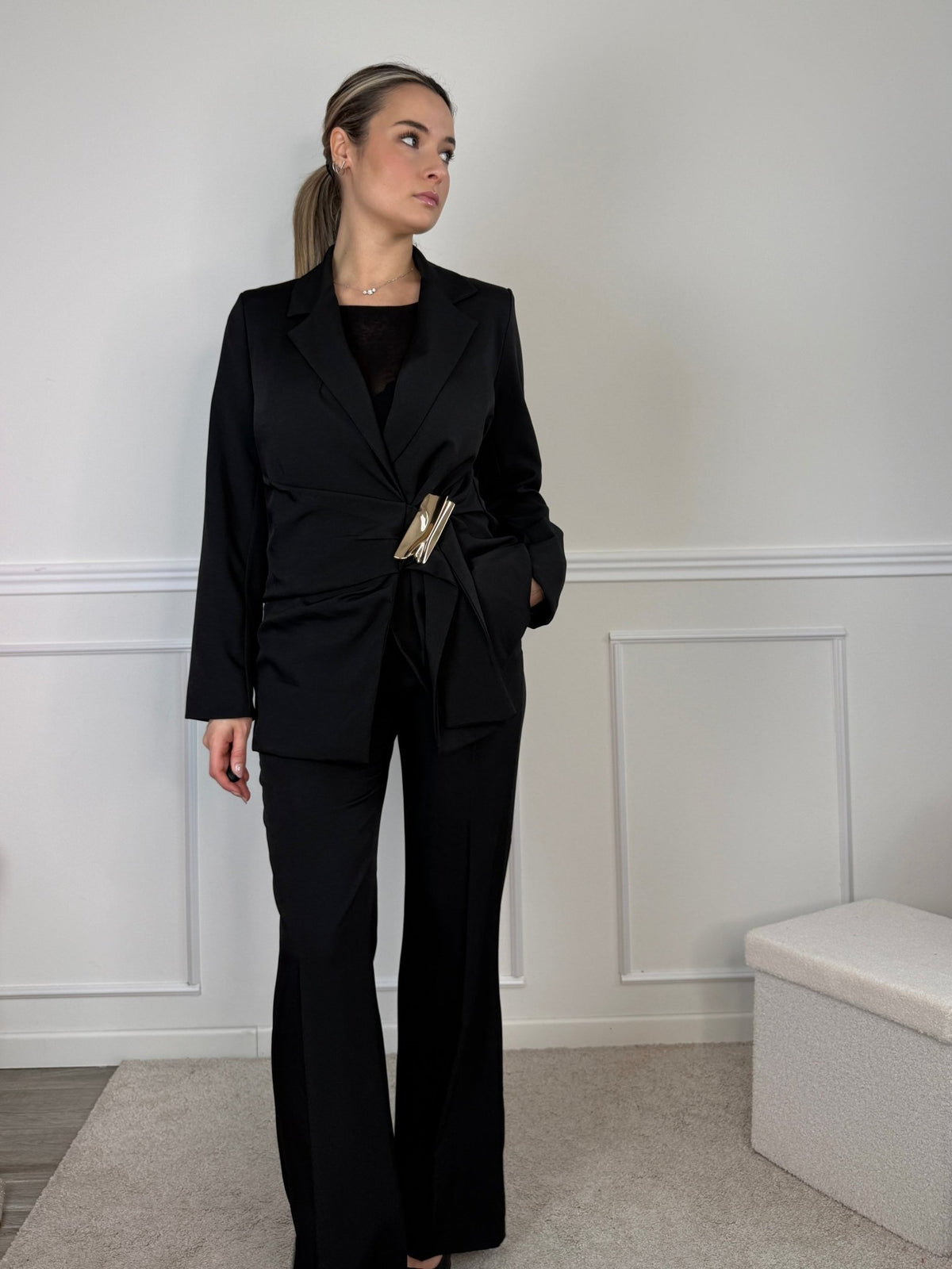 Giacca blazer a portafoglio con nastro in vita e clip dorata - Follie by Alice