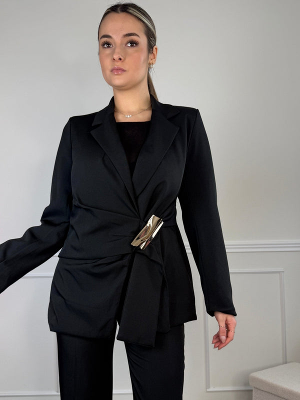 Giacca blazer a portafoglio con nastro in vita e clip dorata - Follie by Alice