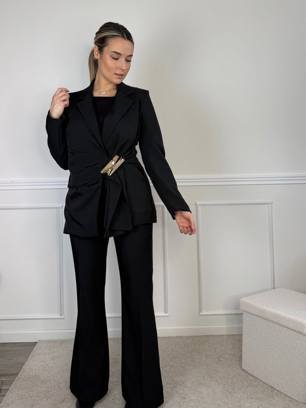 Giacca blazer a portafoglio con nastro in vita e clip dorata - Follie by Alice