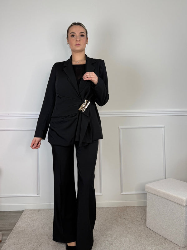 Giacca blazer a portafoglio con nastro in vita e clip dorata - Follie by Alice