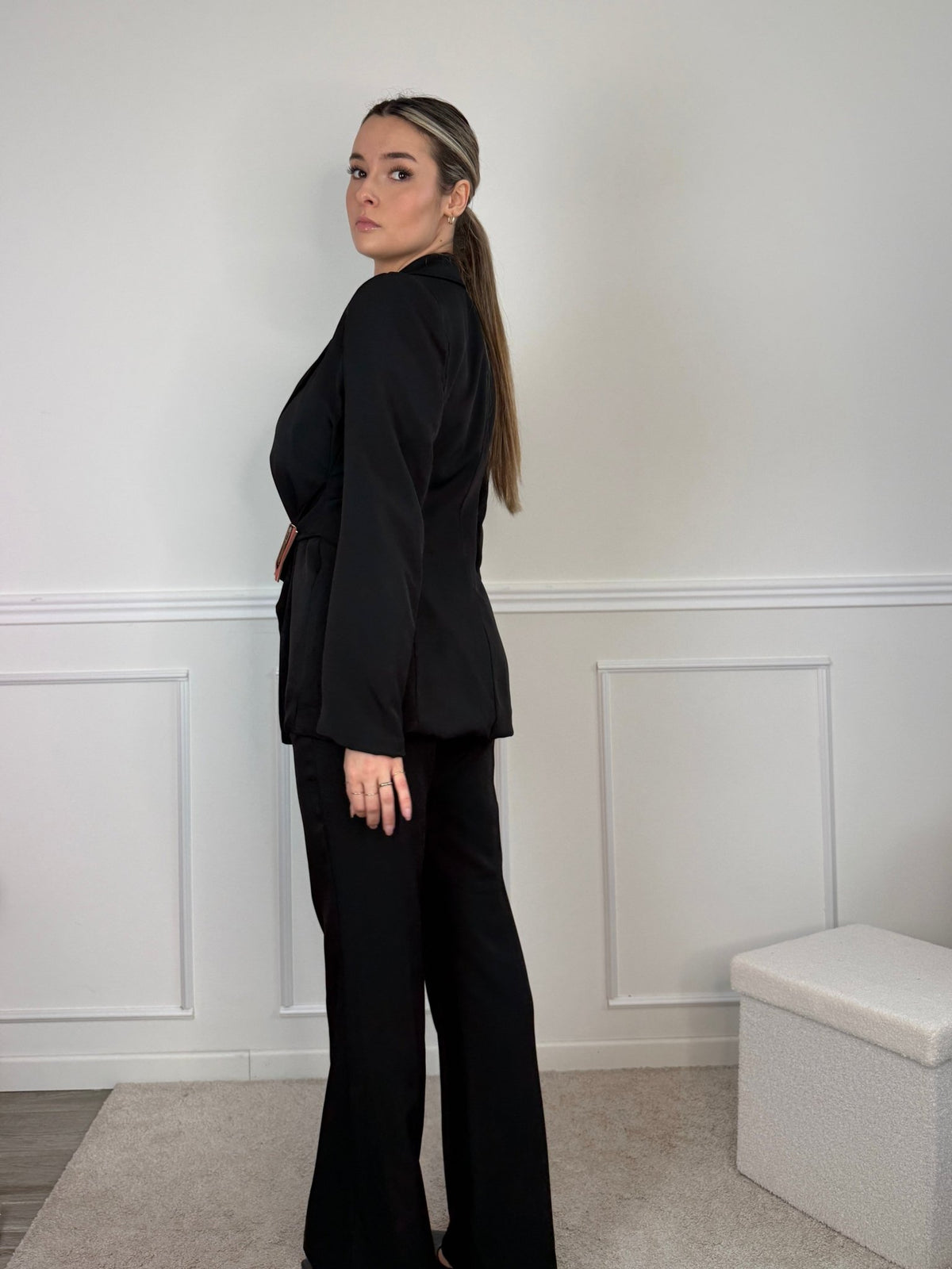Giacca blazer a portafoglio con nastro in vita e clip dorata - Follie by Alice
