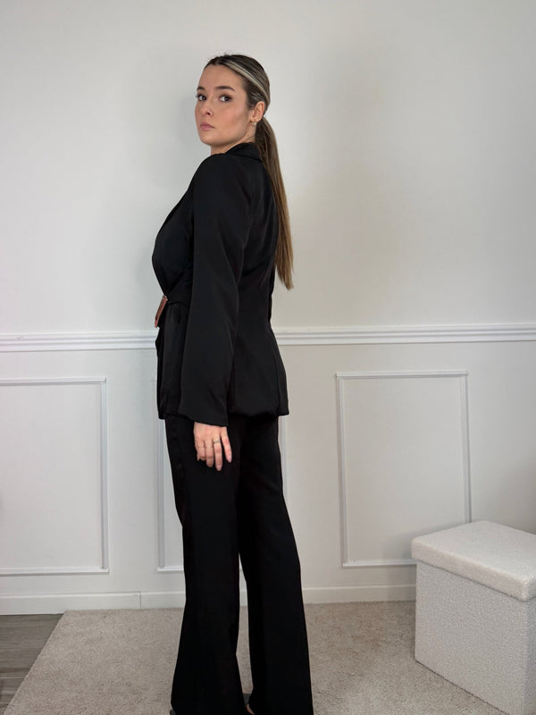 Giacca blazer a portafoglio con nastro in vita e clip dorata - Follie by Alice