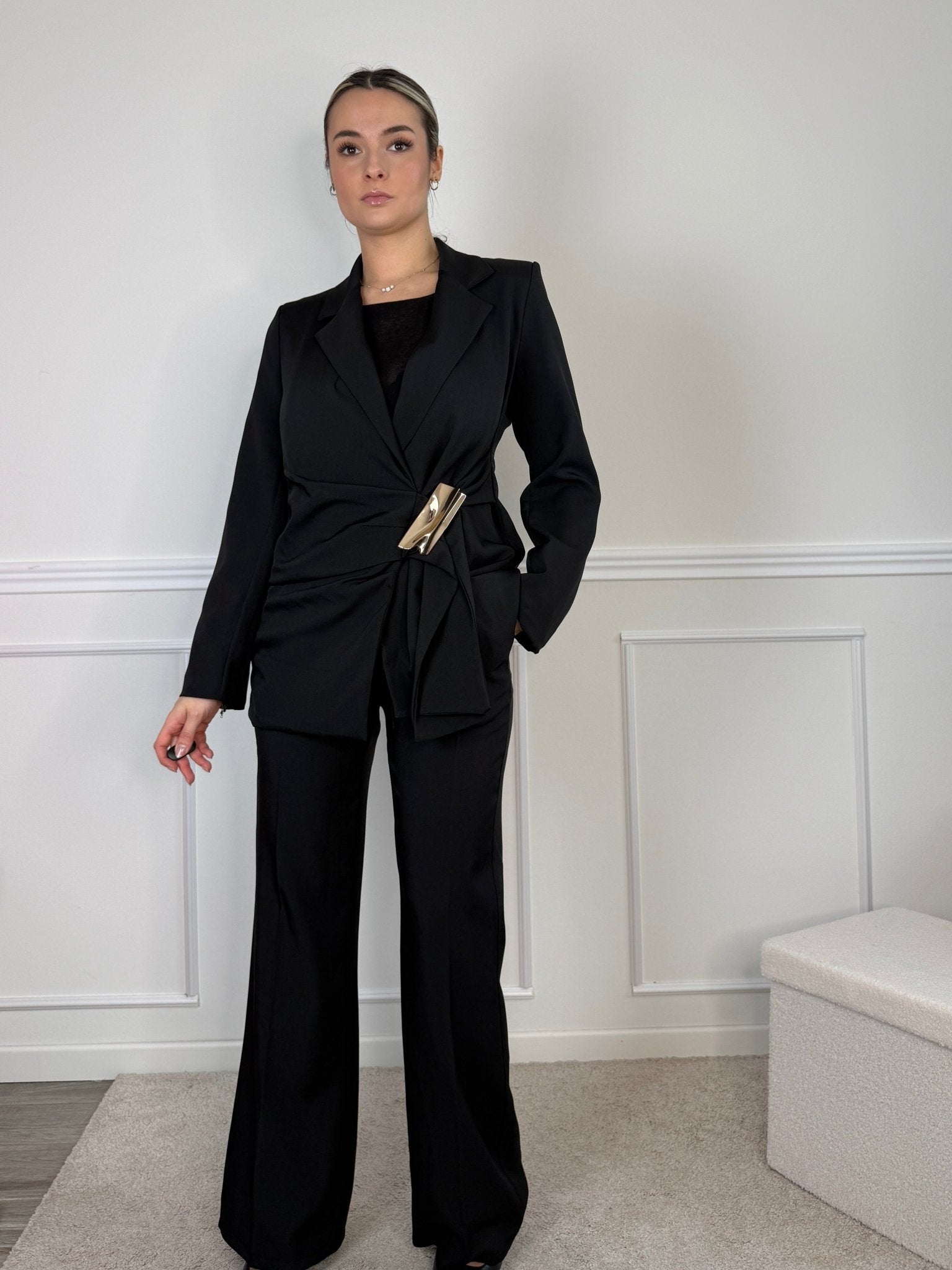 Giacca blazer a portafoglio con nastro in vita e clip dorata - Follie by Alice