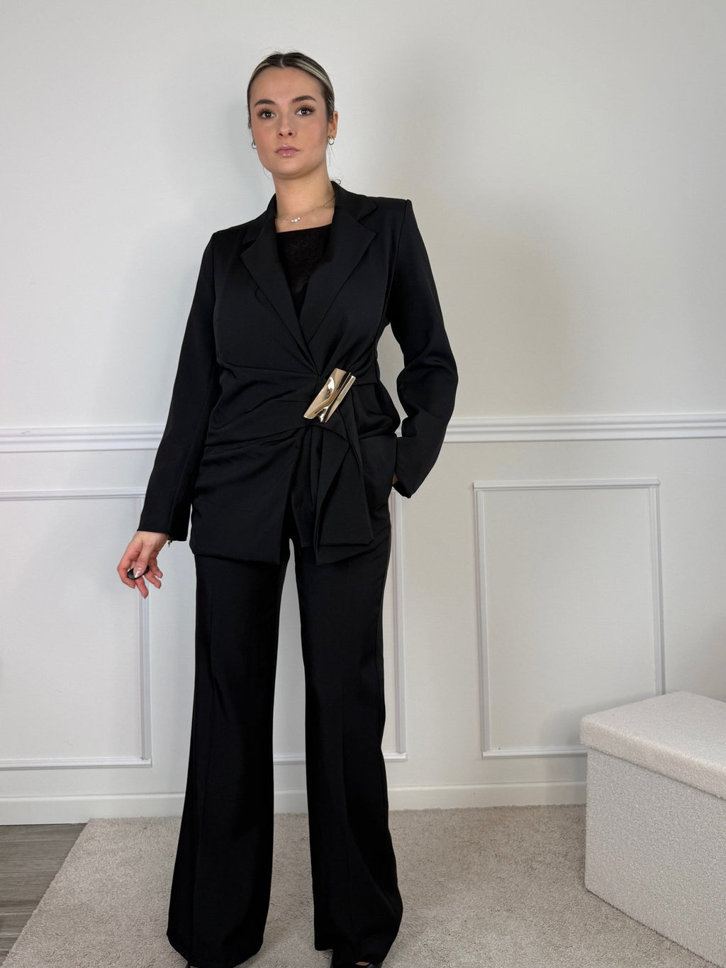 Giacca blazer a portafoglio con nastro in vita e clip dorata - Follie by Alice