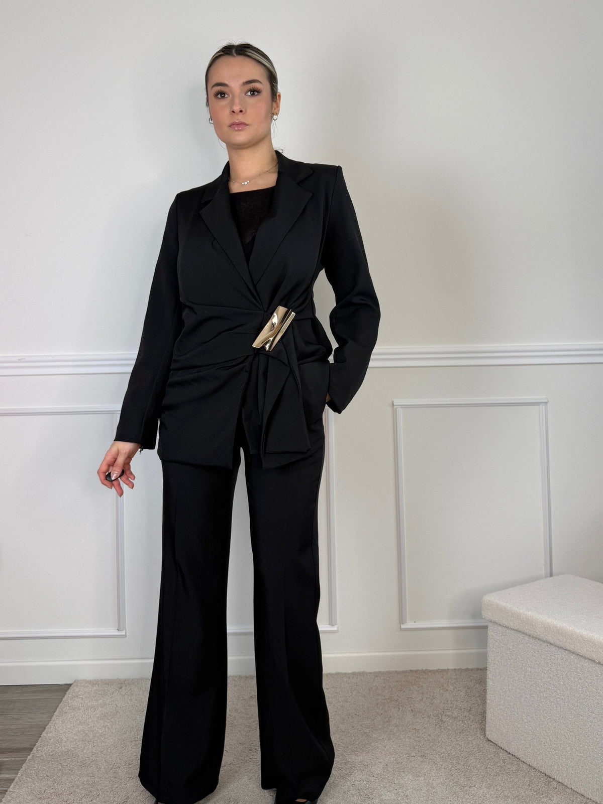 Giacca blazer a portafoglio con nastro in vita e clip dorata - Follie by Alice