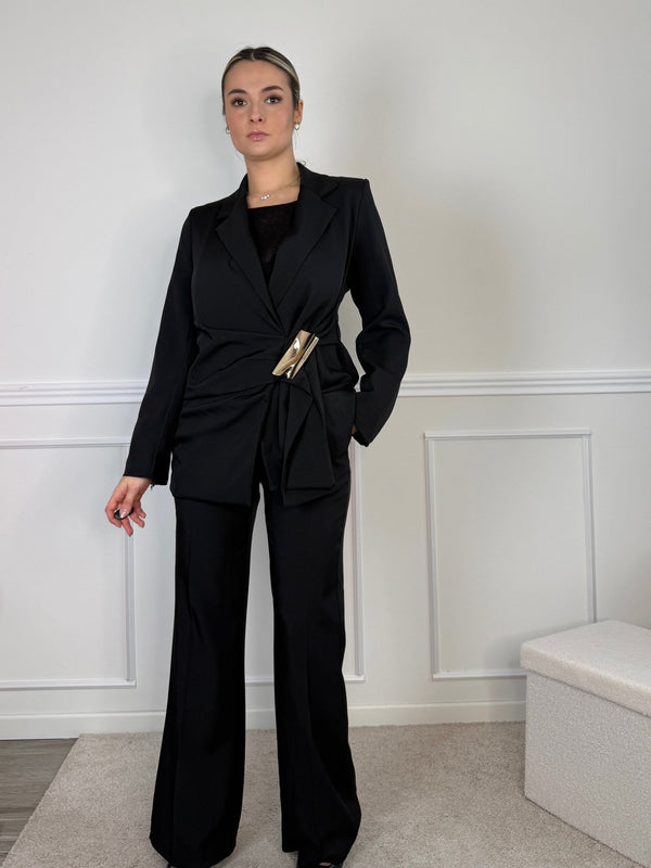 Giacca blazer a portafoglio con nastro in vita e clip dorata - Follie by Alice