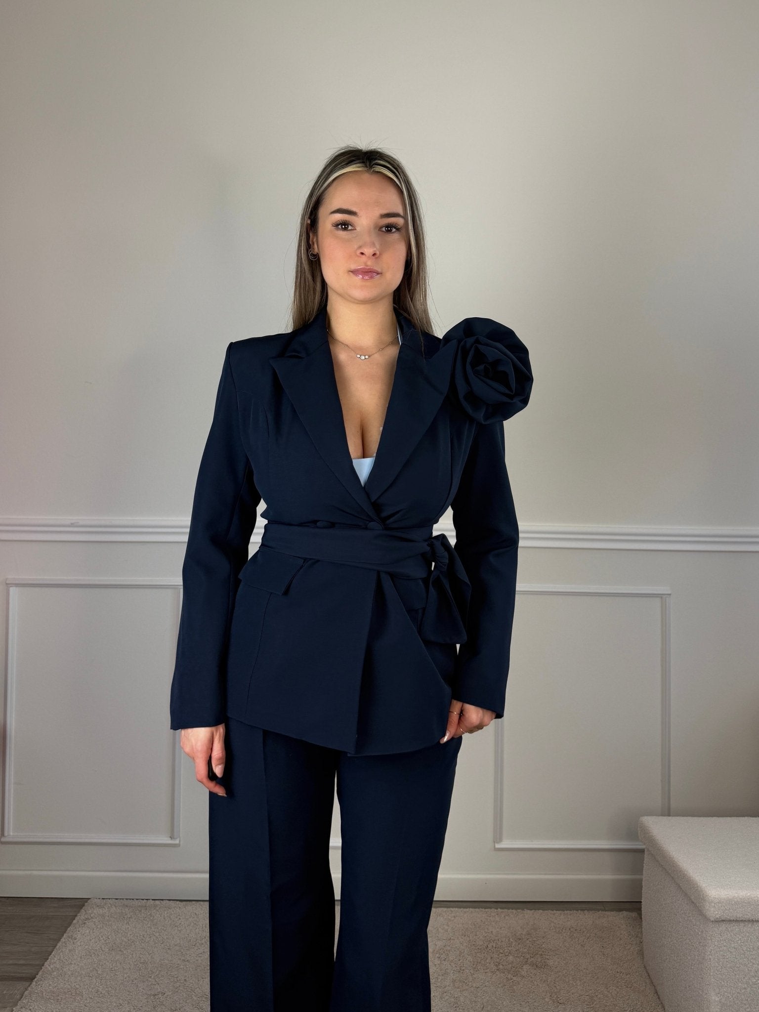 Giacca blazer con spilla a rosa COUTURE - Follie by Alice Immagine secondaria del prodotto
