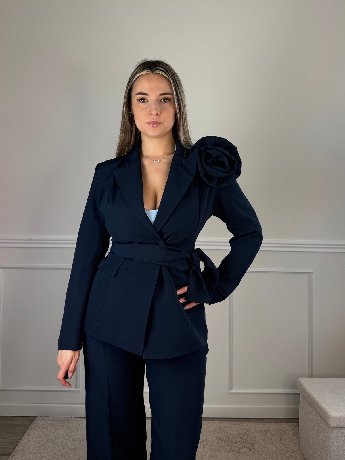 Giacca blazer con spilla a rosa COUTURE - Follie by Alice Immagine principale del prodotto