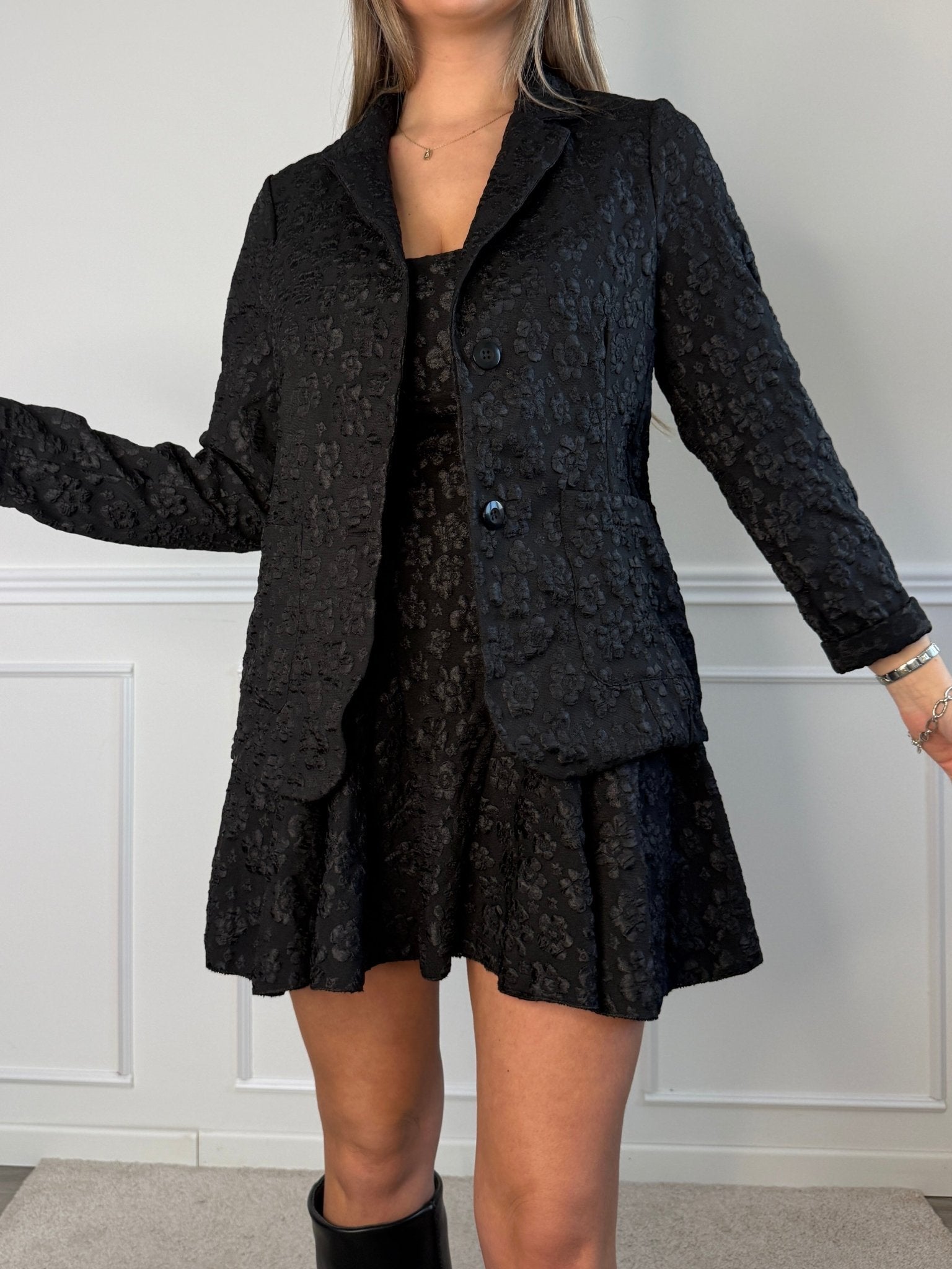 Giacca blazer con tasche e fiori ricamati - Follie by Alice