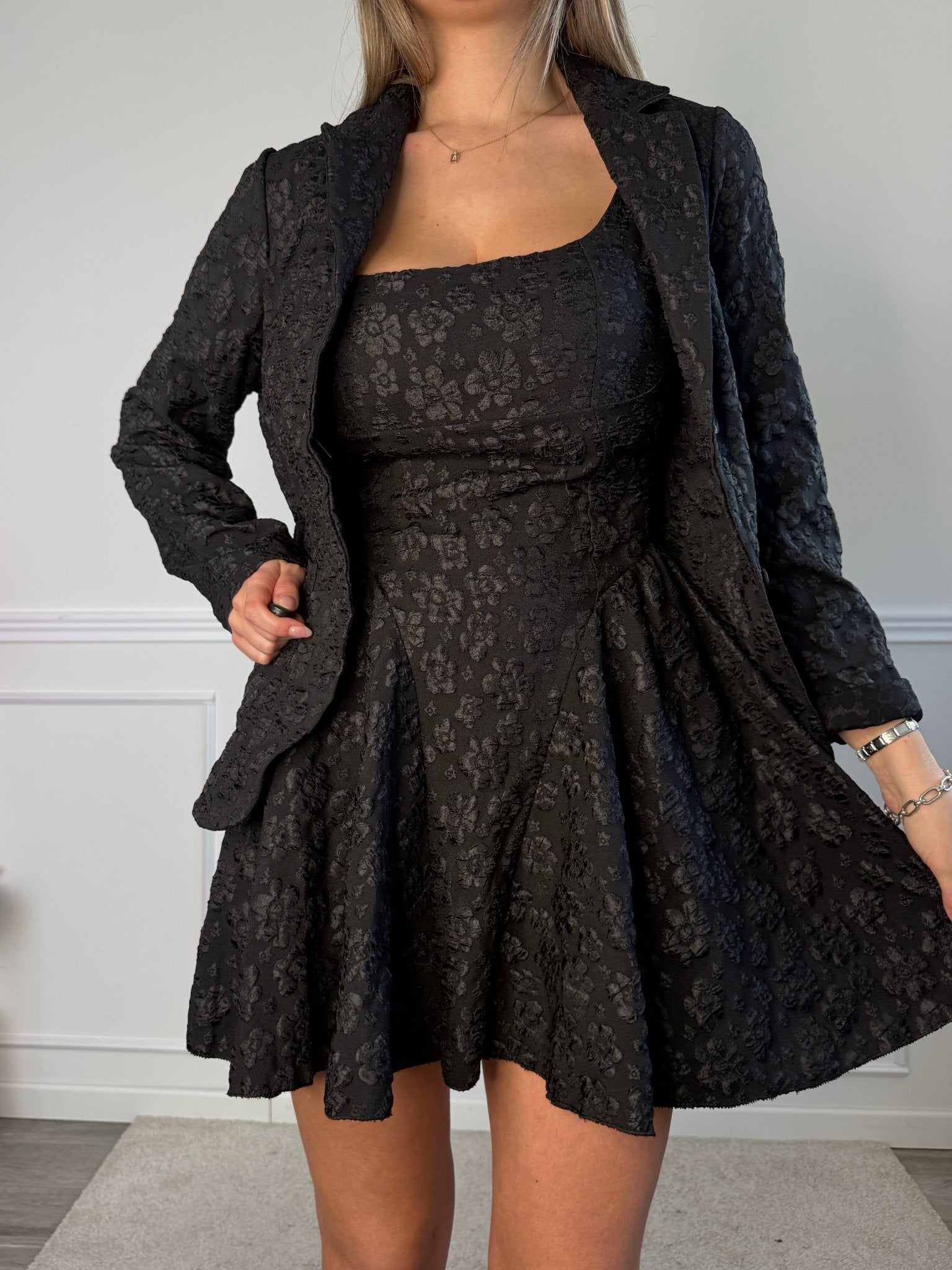 Giacca blazer con tasche e fiori ricamati - Follie by Alice