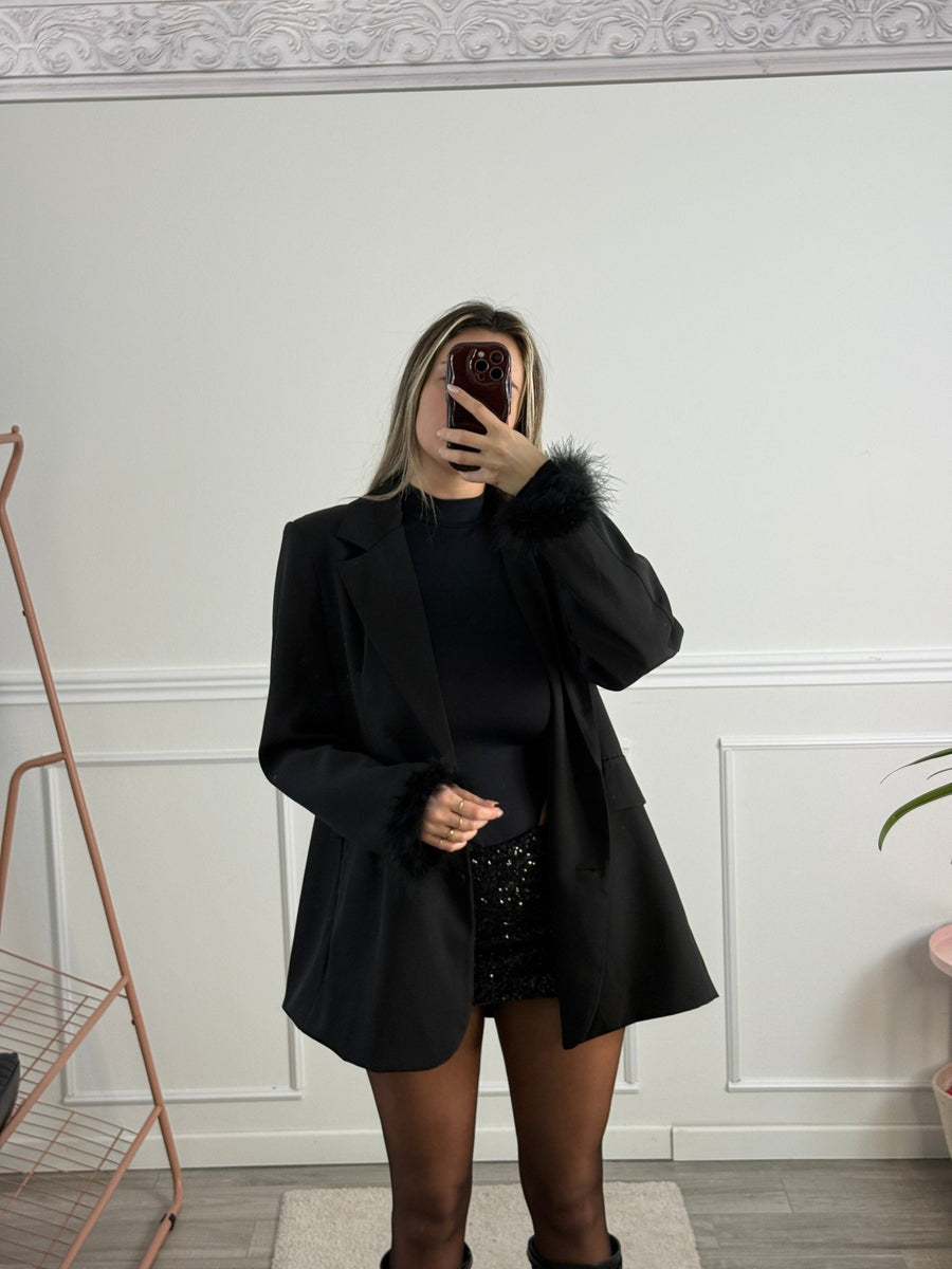 Giacca blazer da completo con piume a fondo manica – alternate
