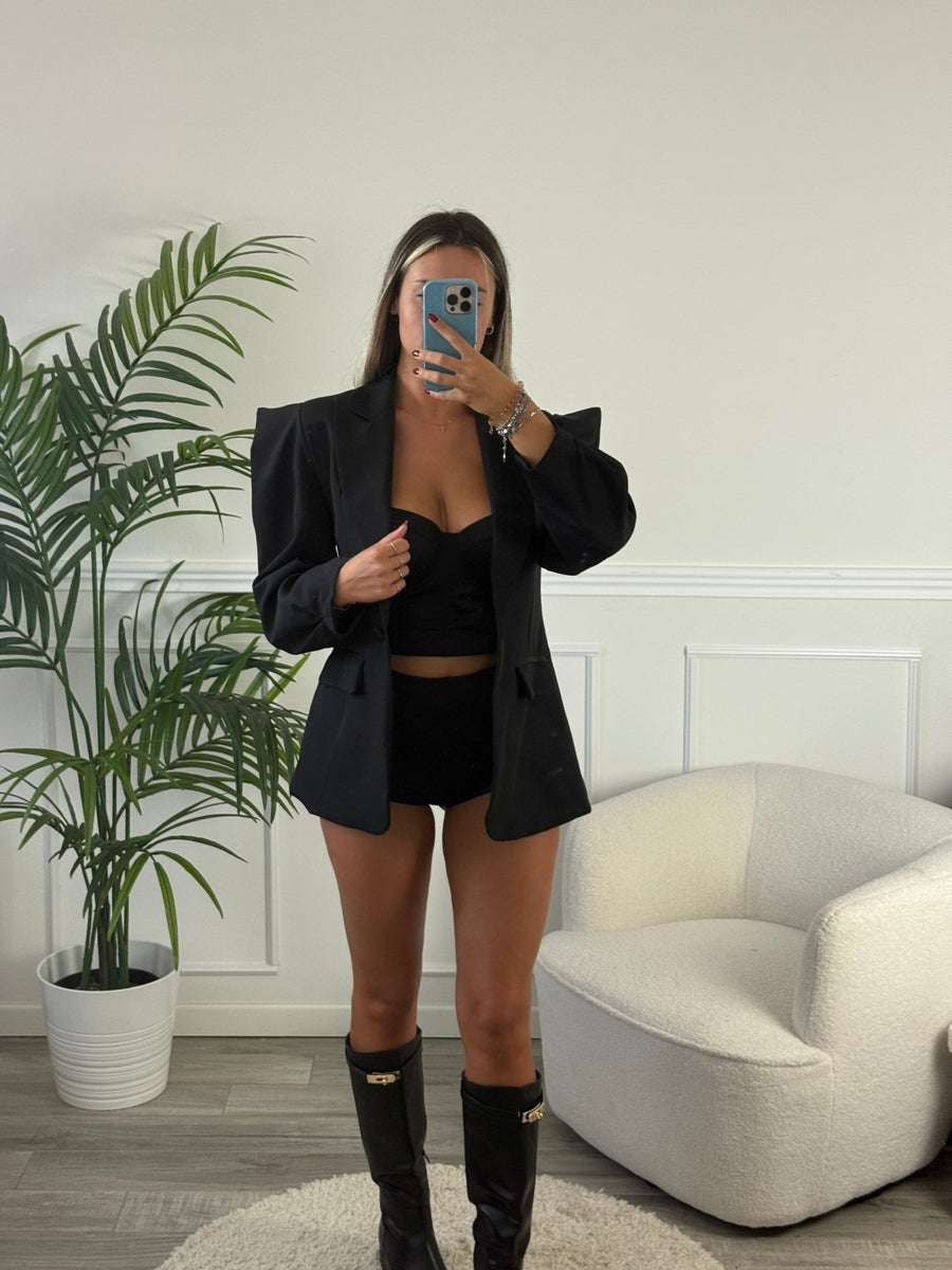 Giacca blazer oversize con spalle strutturate e scollo profondo – alternate