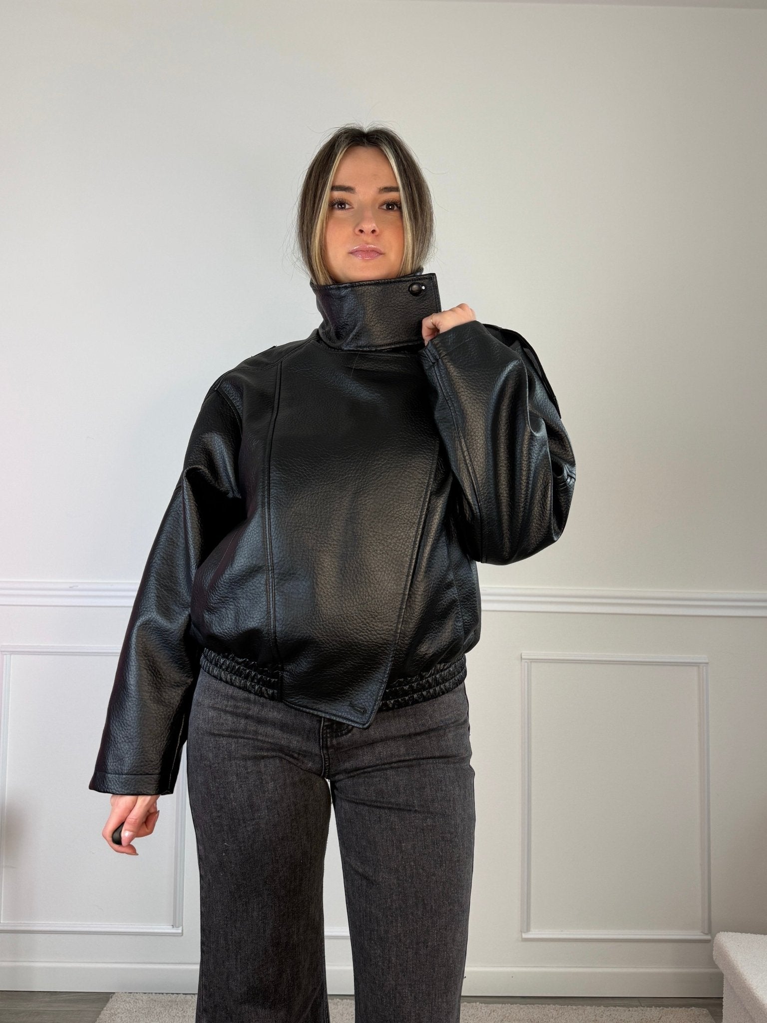 Giubbotto effetto pelle oversize a collo alto con chiusura a portafoglio - Follie by Alice