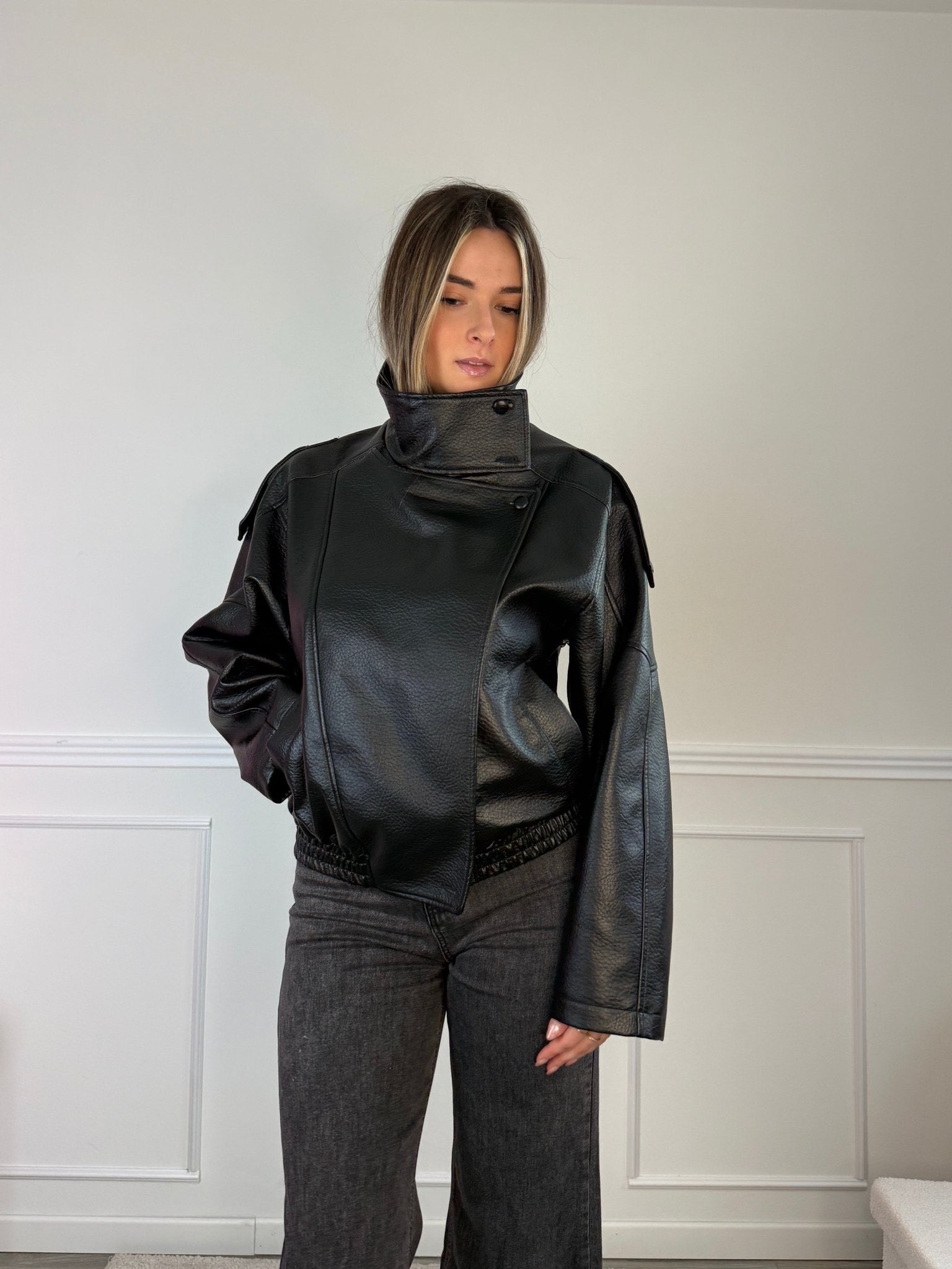 Giubbotto effetto pelle oversize a collo alto con chiusura a portafoglio - Follie by Alice