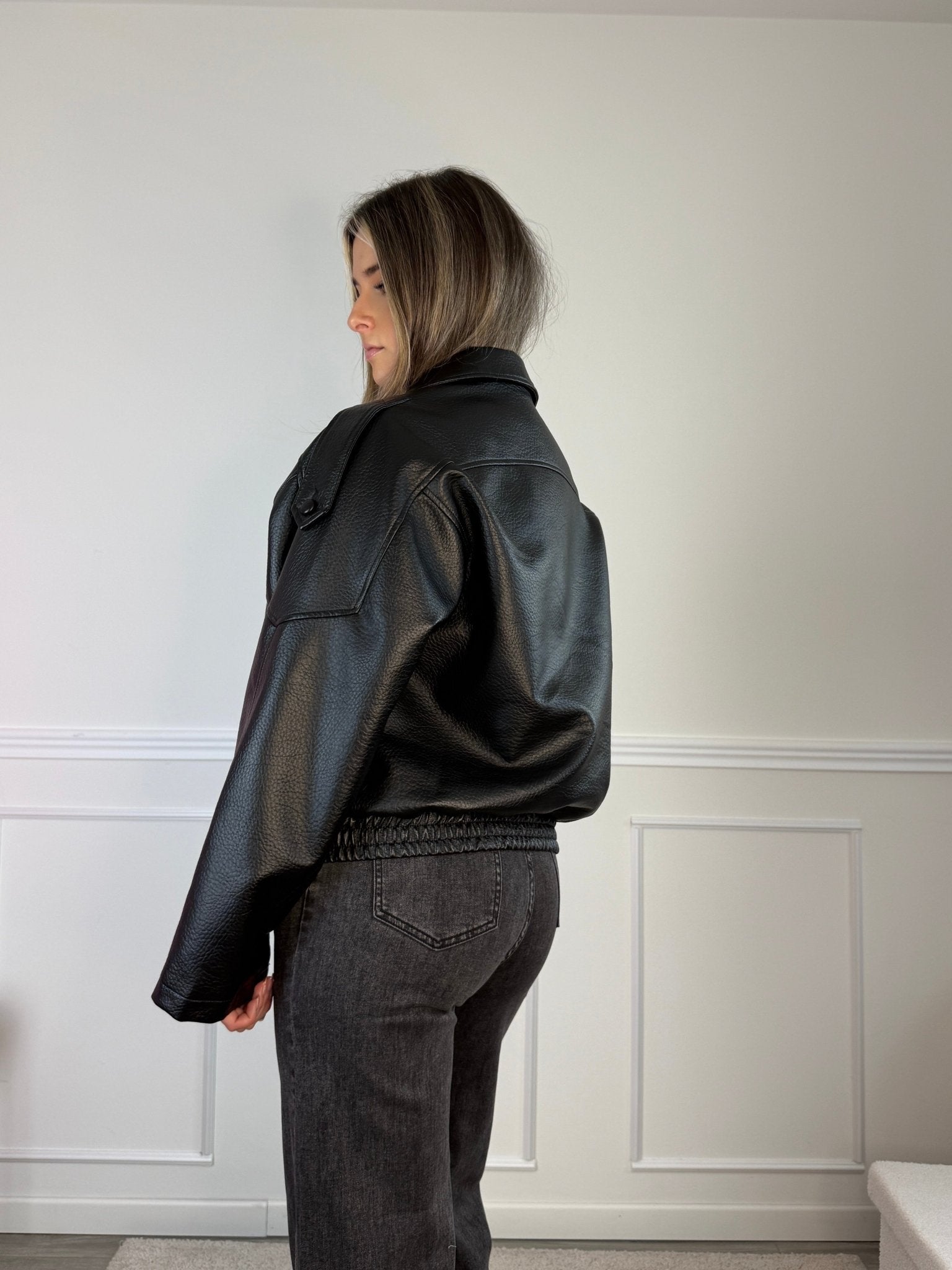 Giubbotto effetto pelle oversize a collo alto con chiusura a portafoglio - Follie by Alice