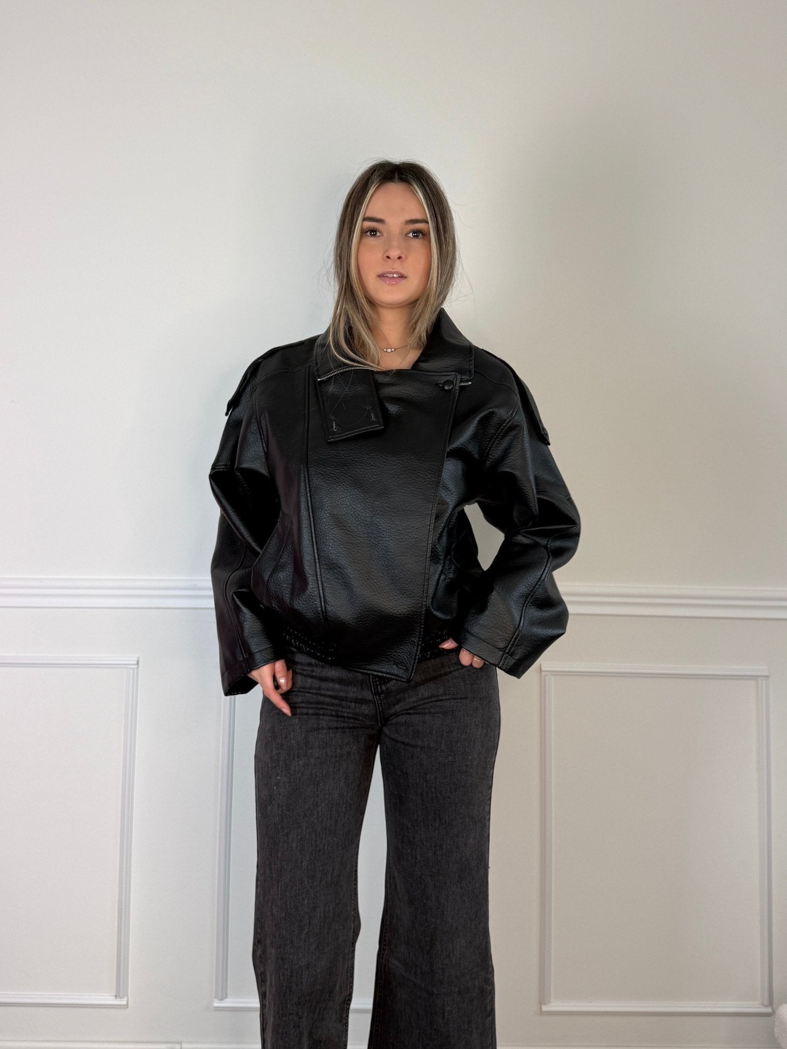 Giubbotto effetto pelle oversize a collo alto con chiusura a portafoglio - Follie by Alice Immagine principale del prodotto