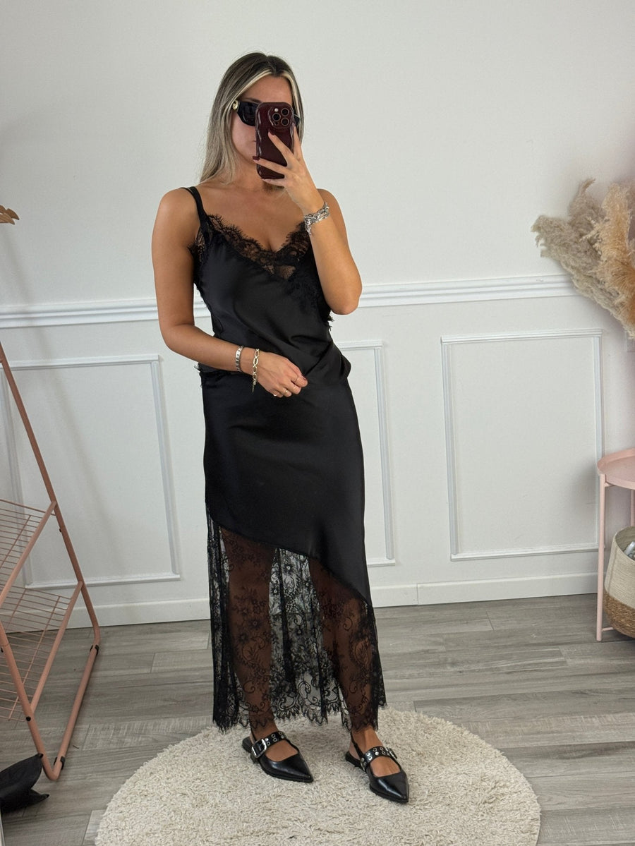 Gonna lunga in satin con ricami in pizzo