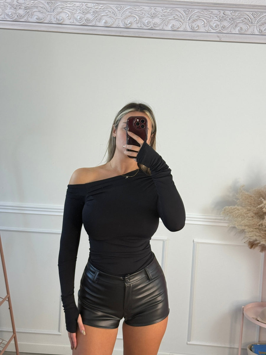 Maglia a maniche lunghe con scollatura off-shoulder – alternate