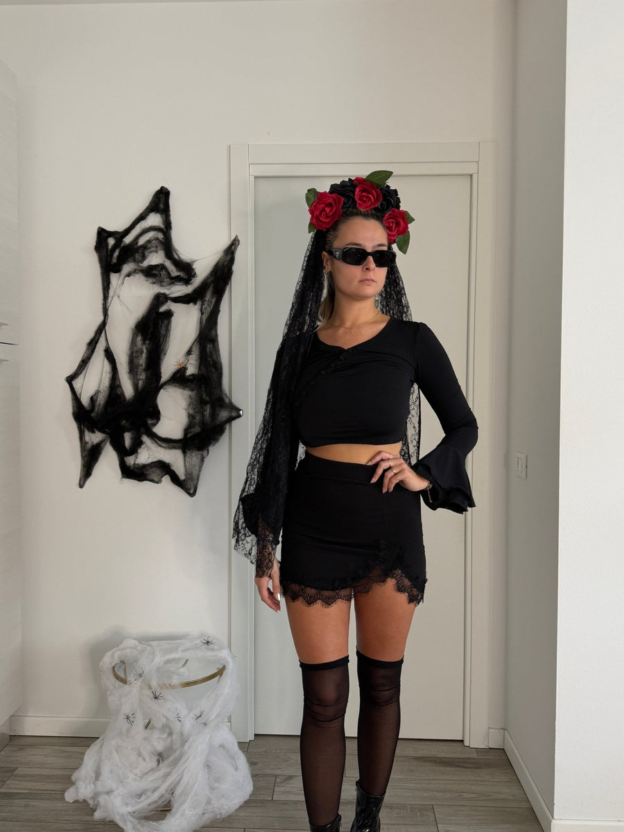 Maglia con maniche lunghe a campana e chiusura asimmetrica con bottoncini