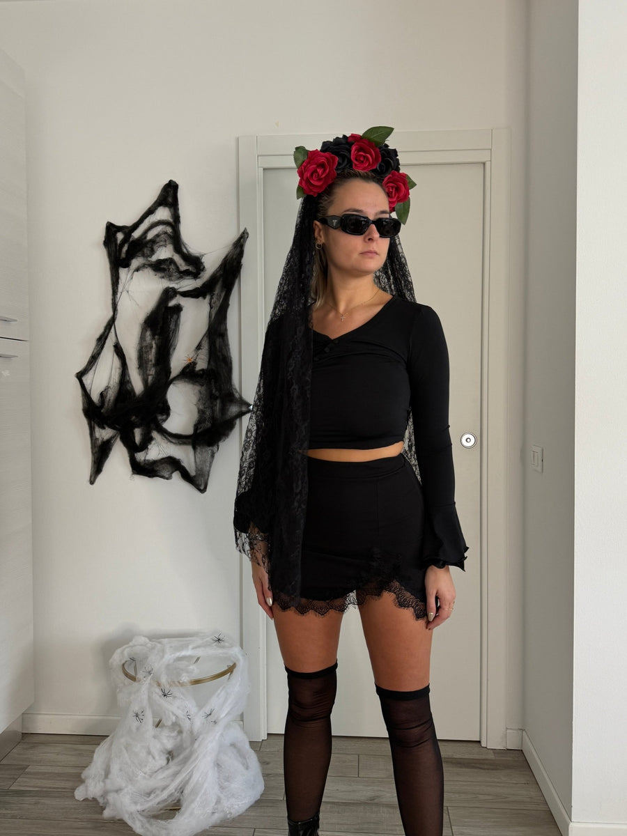 Maglia con maniche lunghe a campana e chiusura asimmetrica con bottoncini – alternate