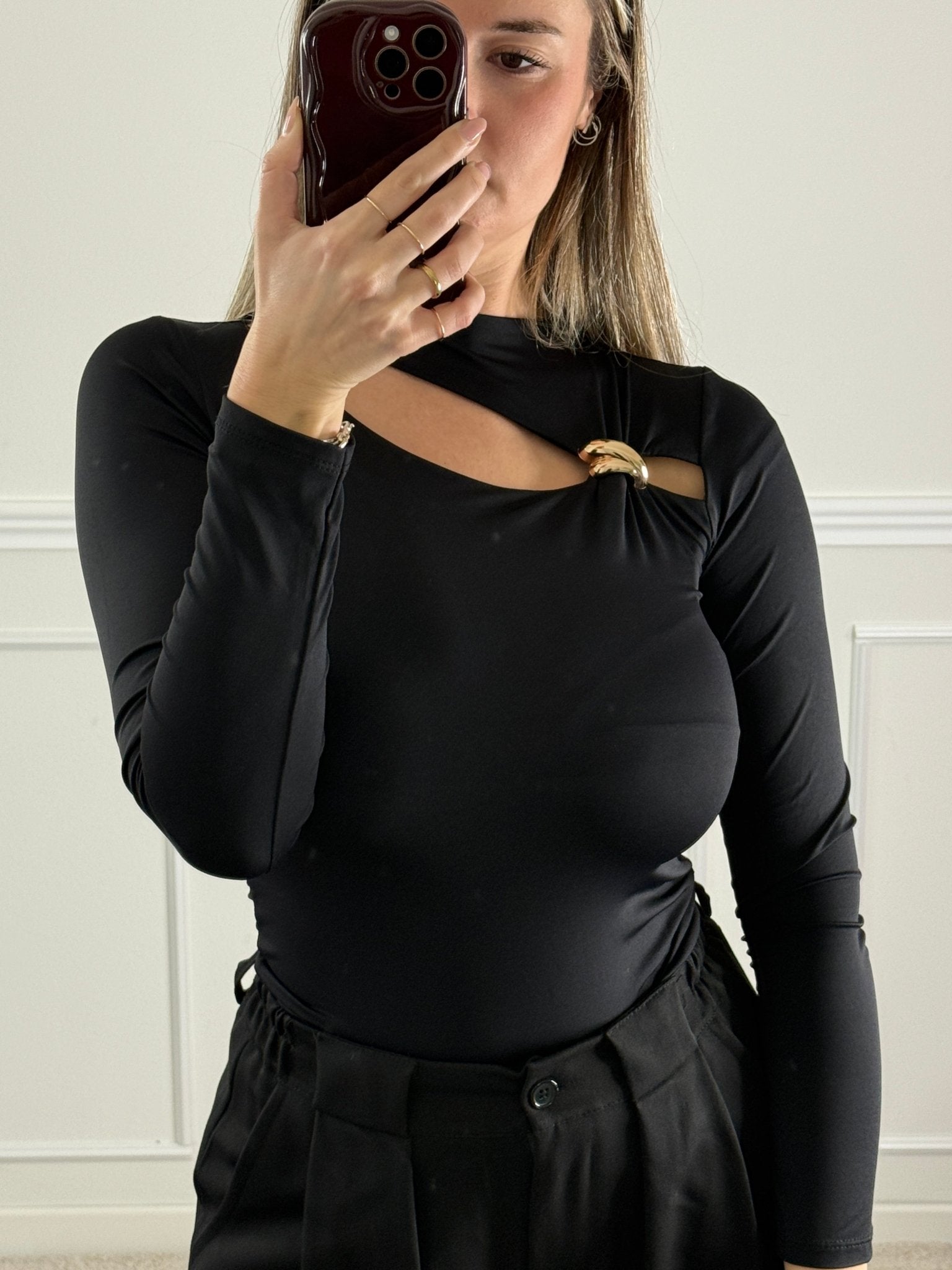 Maglia cut - out a maniche lunghe con morsetto dorato - Follie by Alice