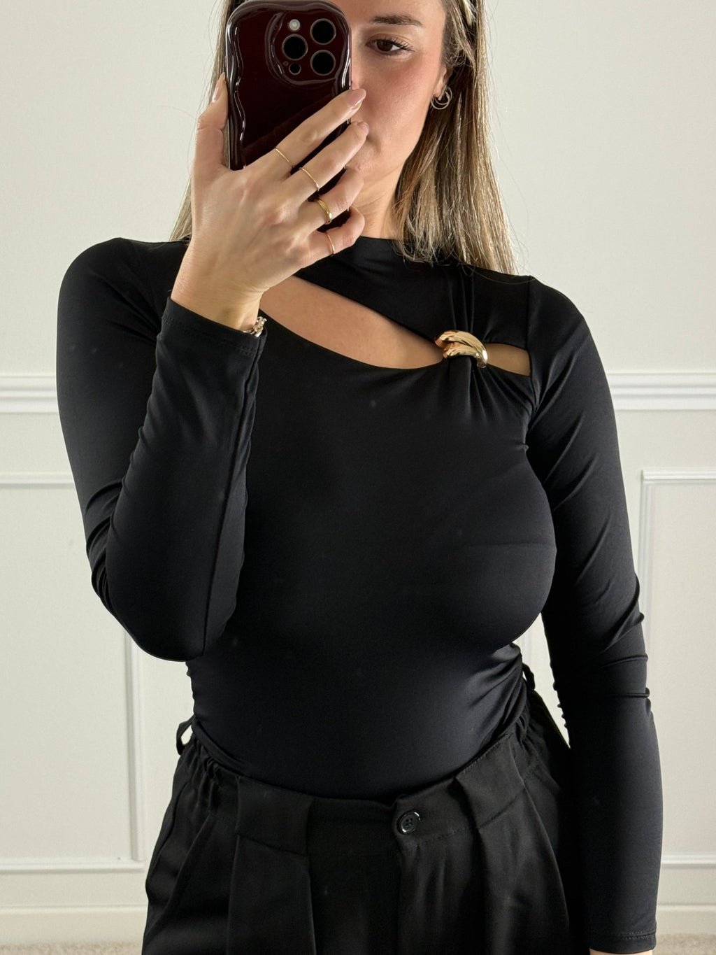 Maglia cut - out a maniche lunghe con morsetto dorato - Follie by Alice