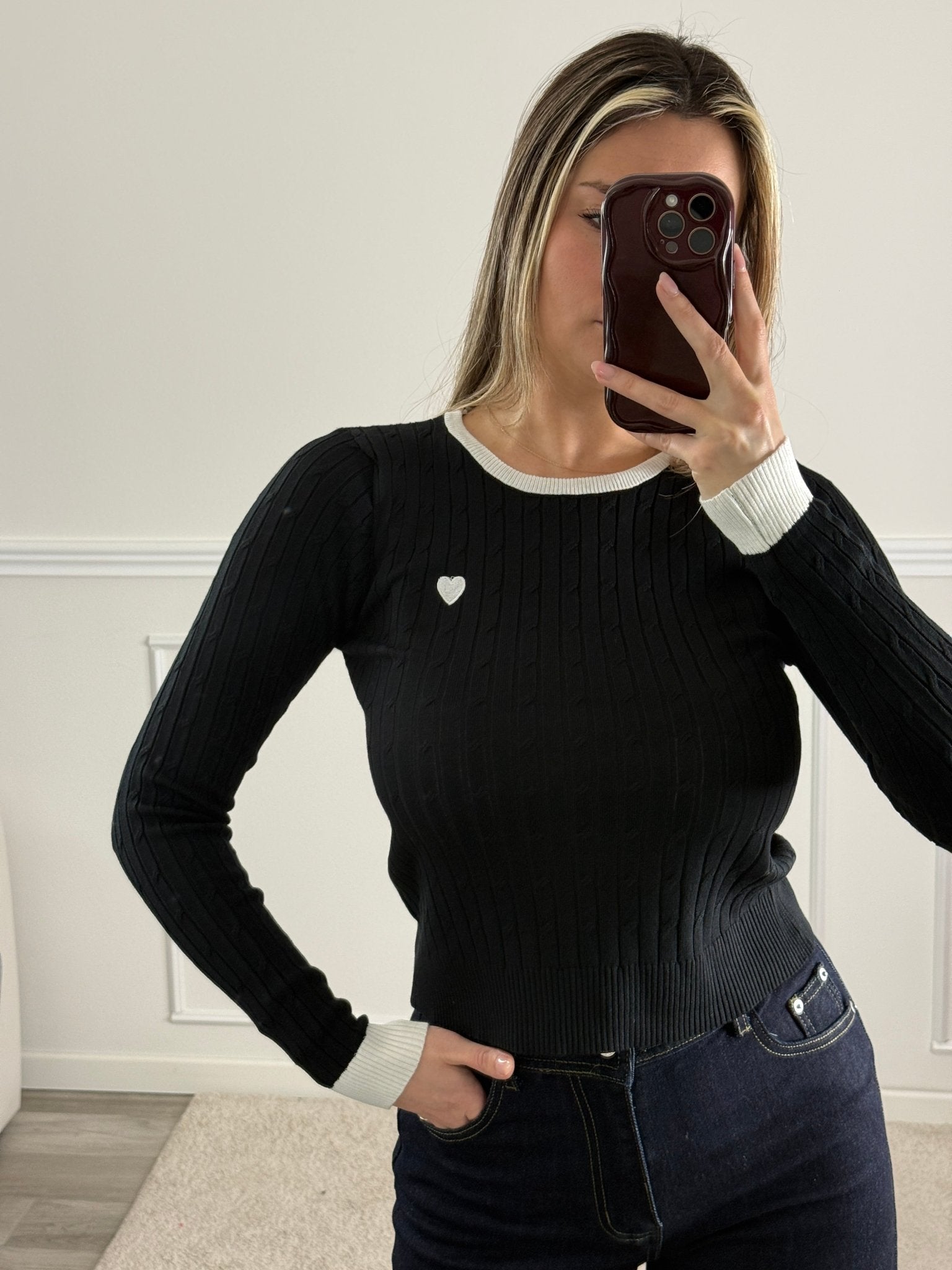 Maglioncino girocollo con orli a contrasto e cuore ricamato - Follie by Alice