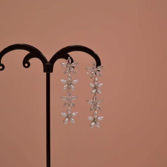Orecchini argento con fiori bianchi e argento con strass