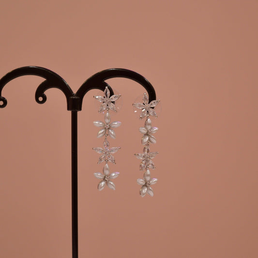 Orecchini argento con fiori bianchi e argento con strass