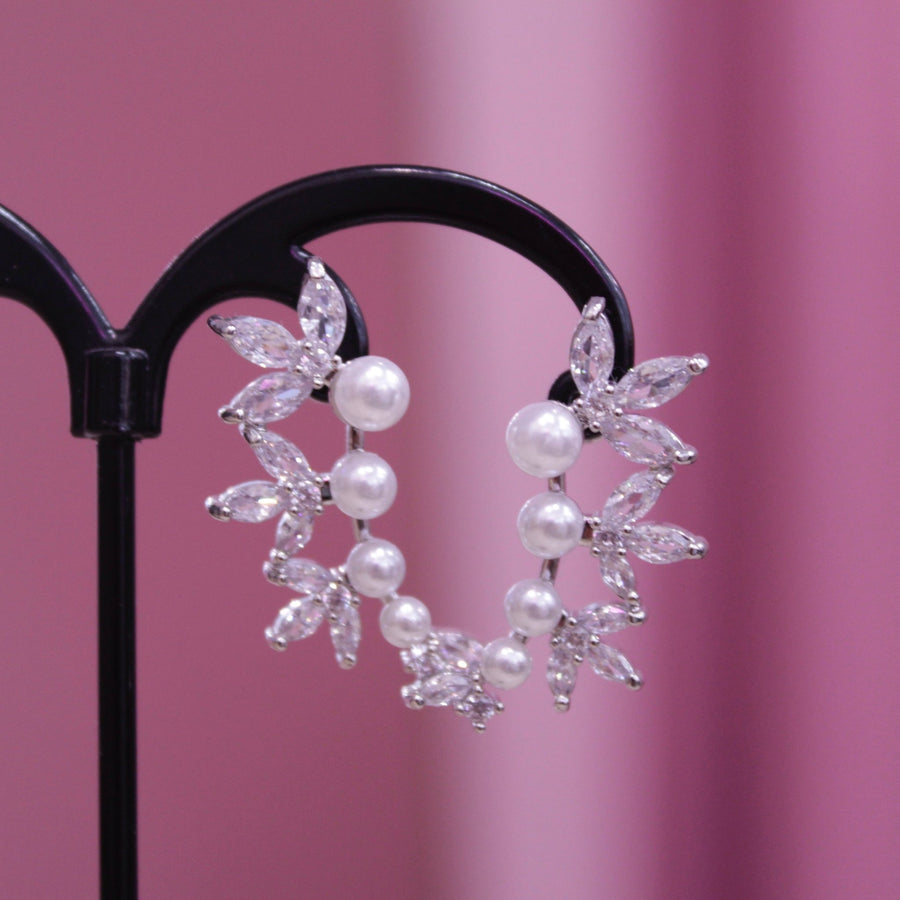 Orecchini argento con perla bianca e petali brillanti – alternate