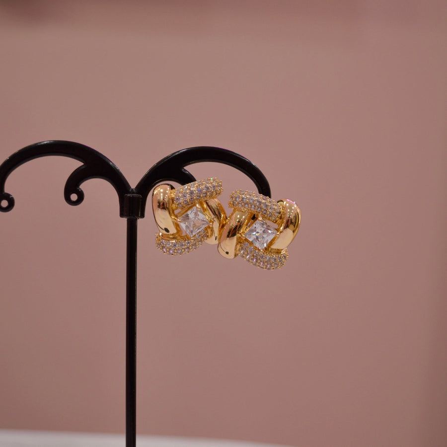 Orecchini oro intrecciati a nodo con strass e pietrina gioiello