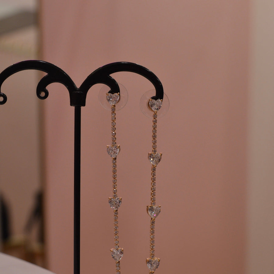 Orecchini oro pendenti con cuoricini e strass